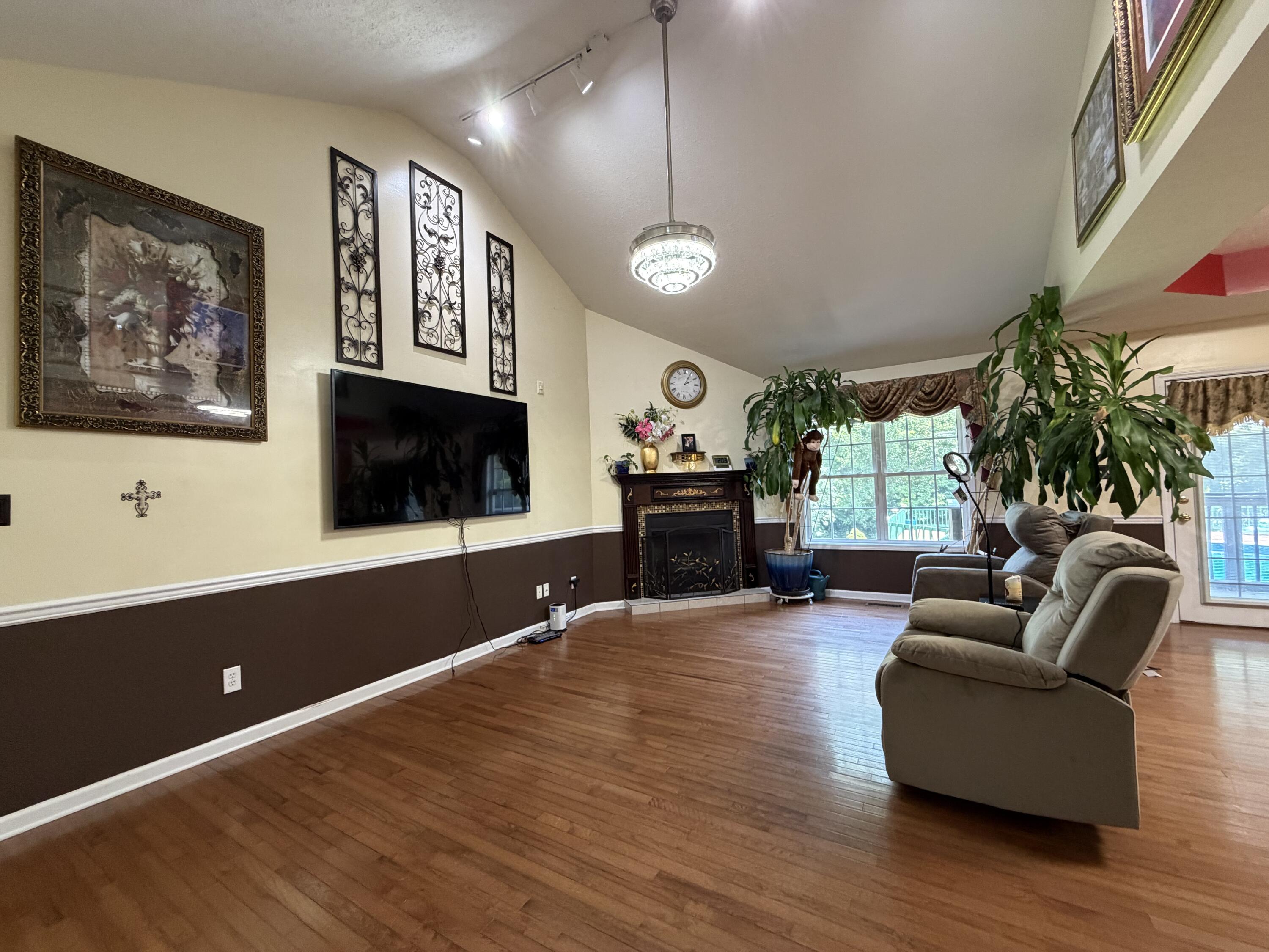 1810 Valley View Drive Property Photo 5