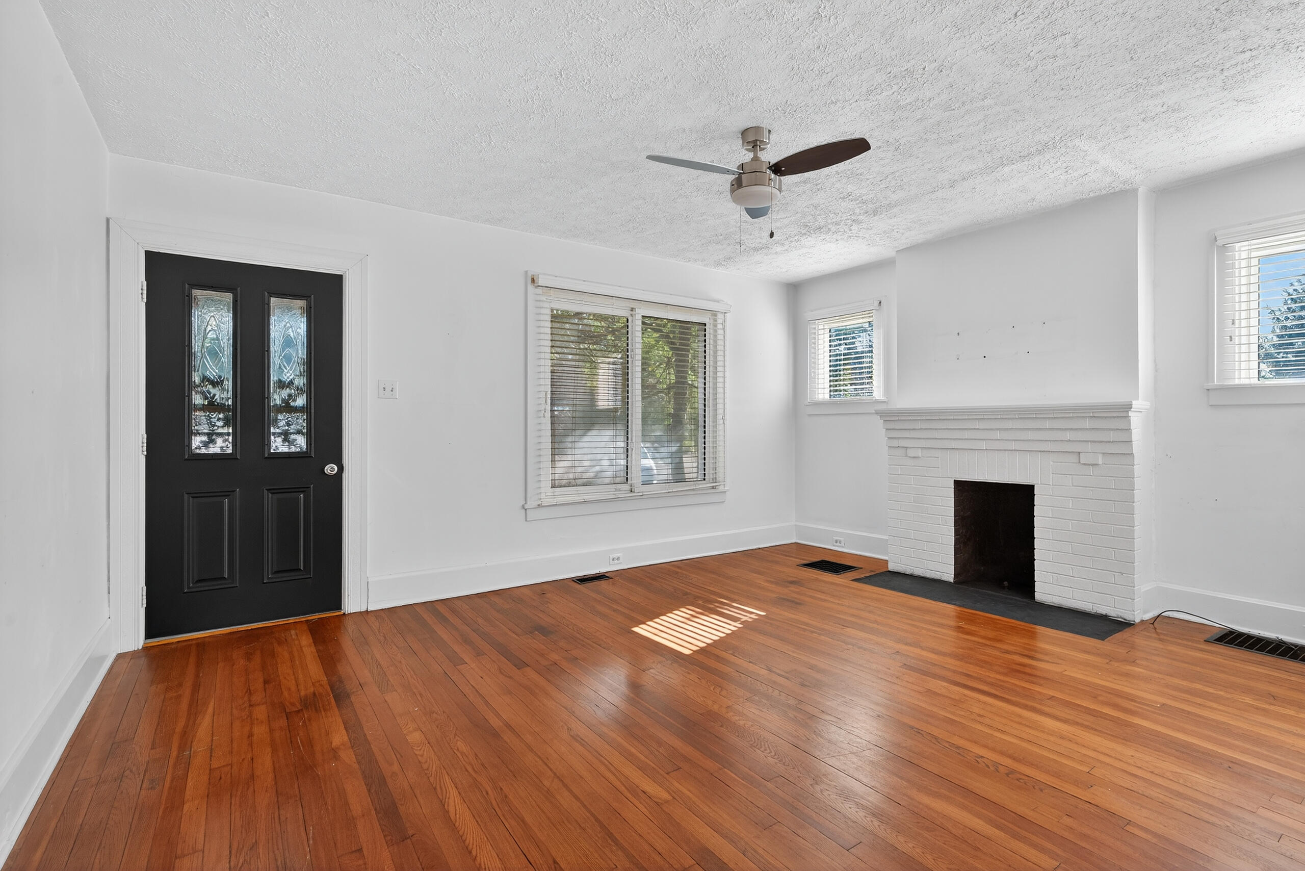 1401 N Limestone Property Photo 4