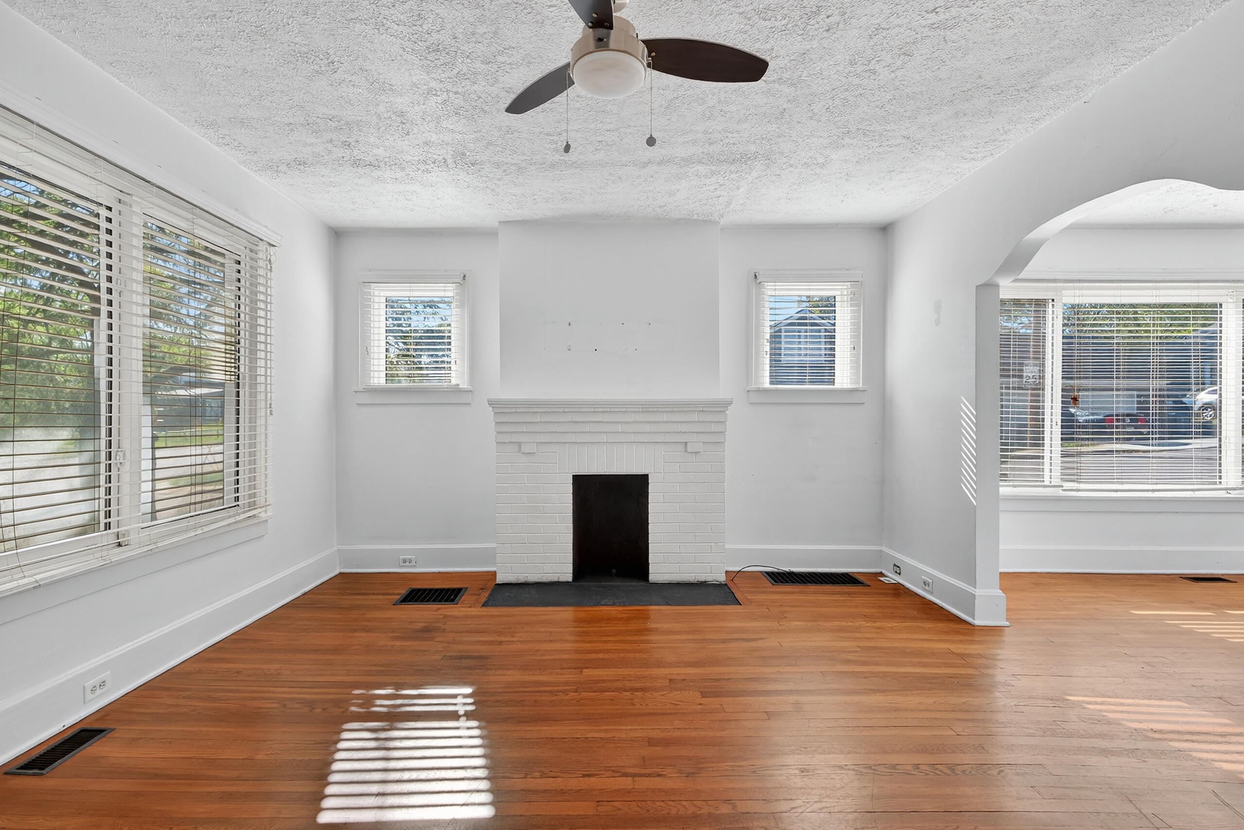 1401 N Limestone Property Photo 6