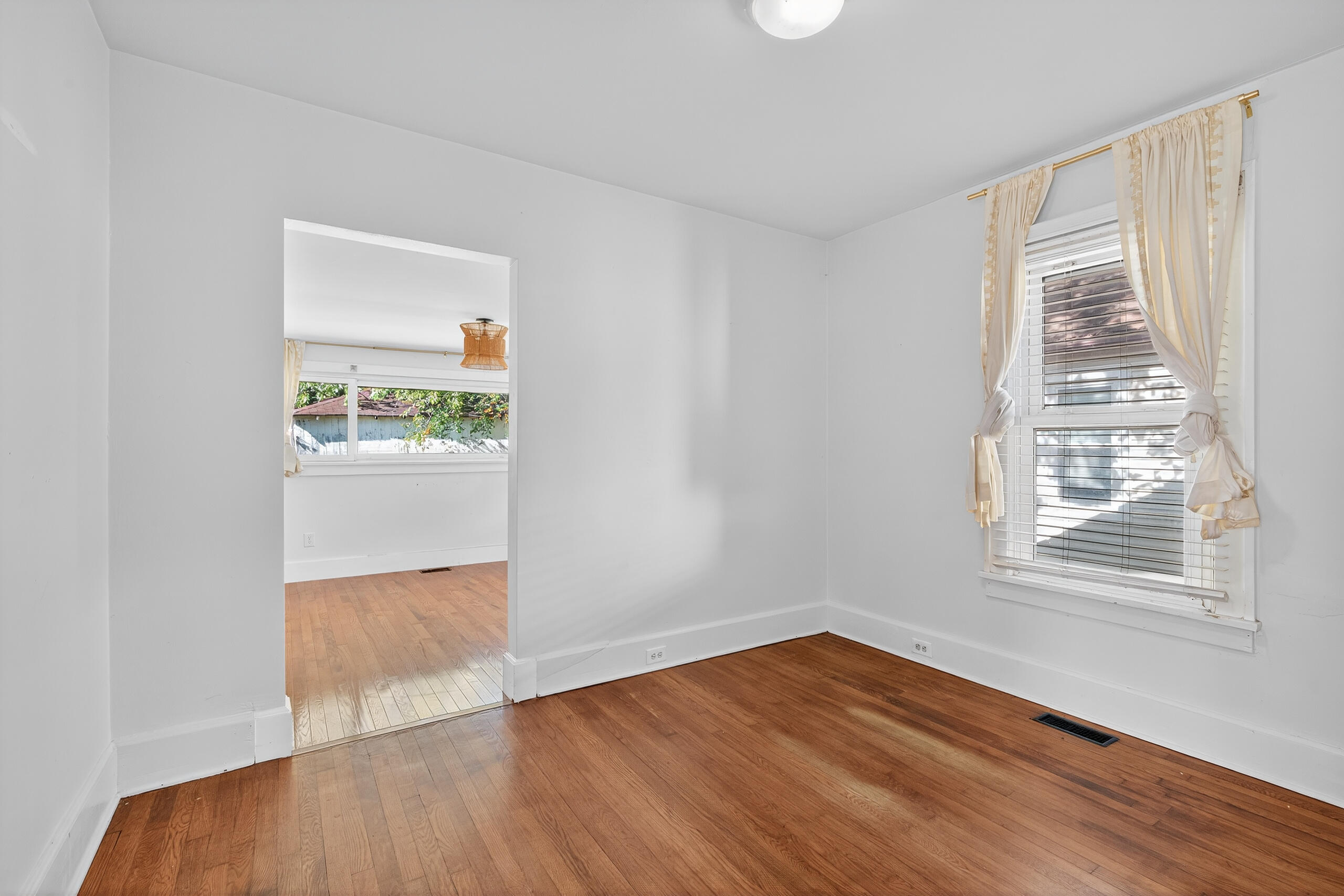 1401 N Limestone Property Photo 17