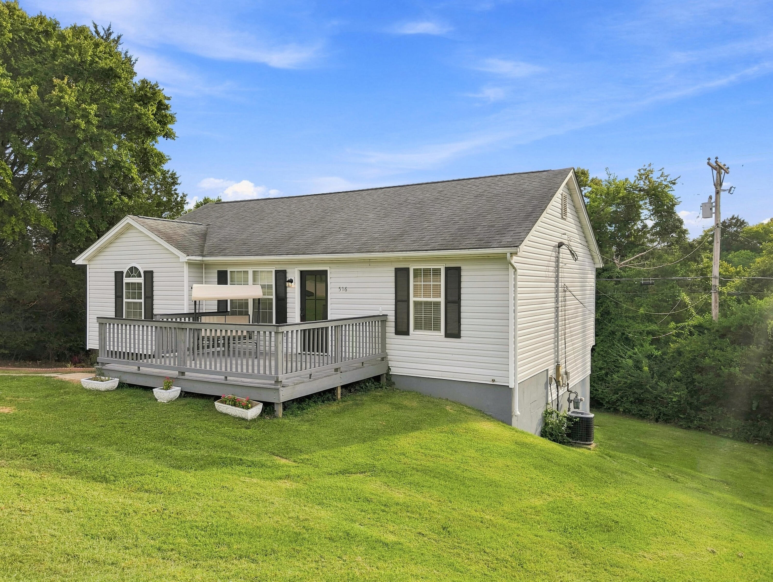 516 Collins Property Photo 4