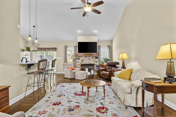 301 Squires Way Property Photo 8