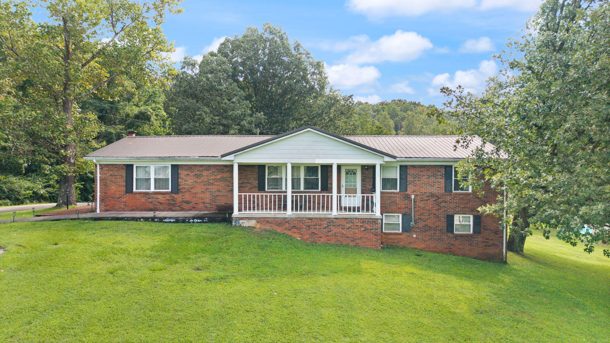 701 Whitaker Lane Property Photo 4