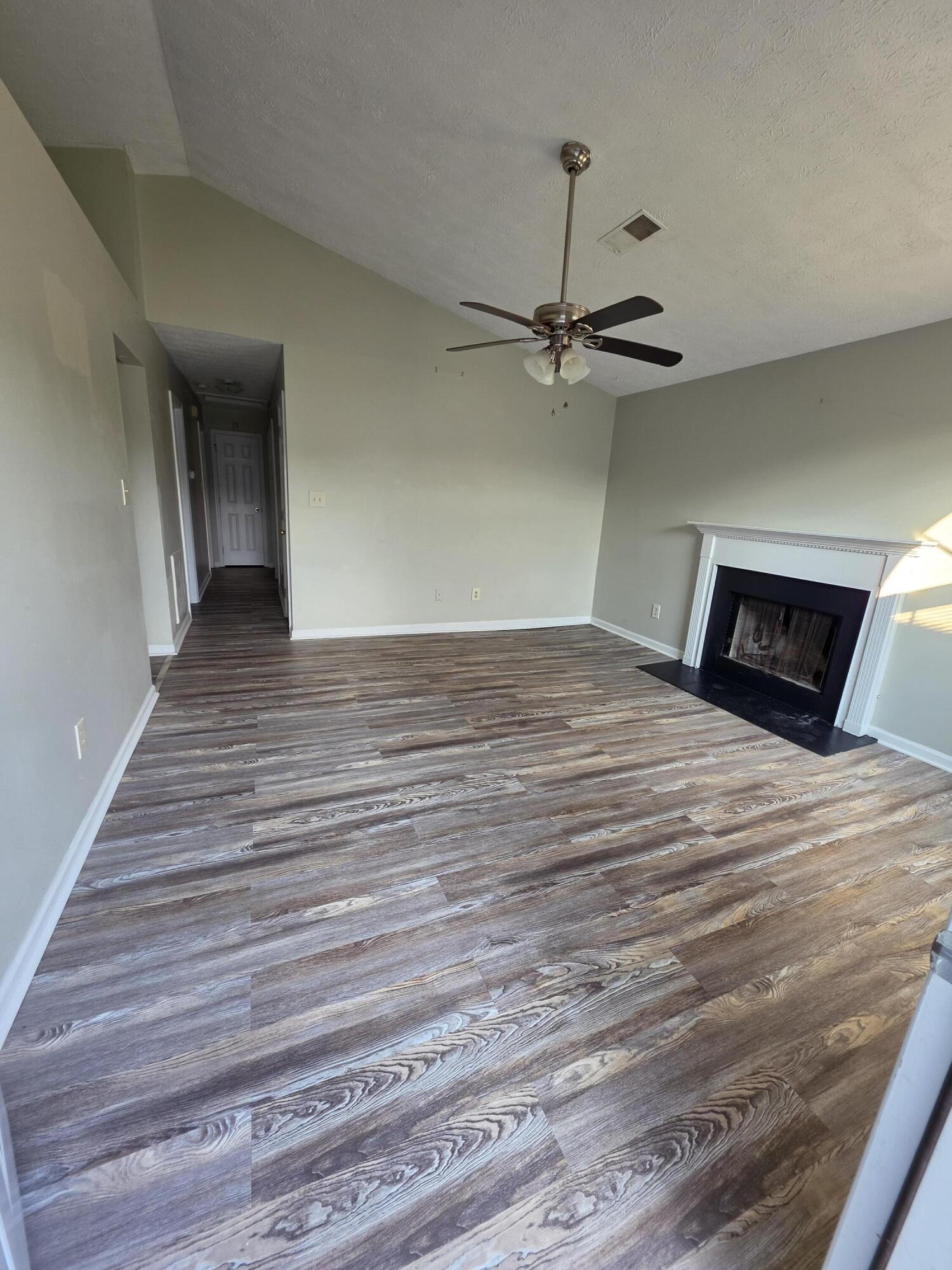 2592 Woodhill Drive Property Photo 2