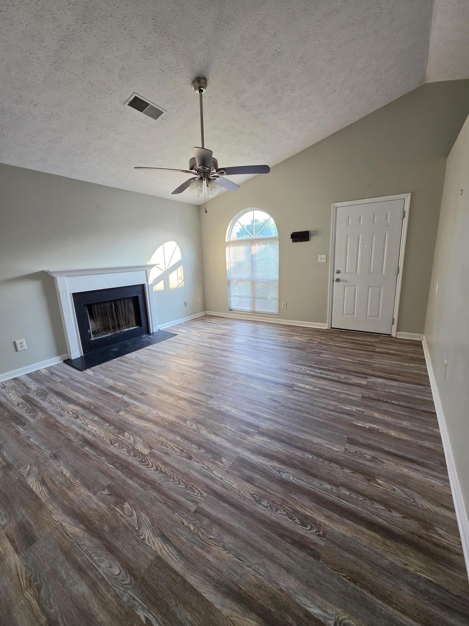 2592 Woodhill Drive Property Photo 3