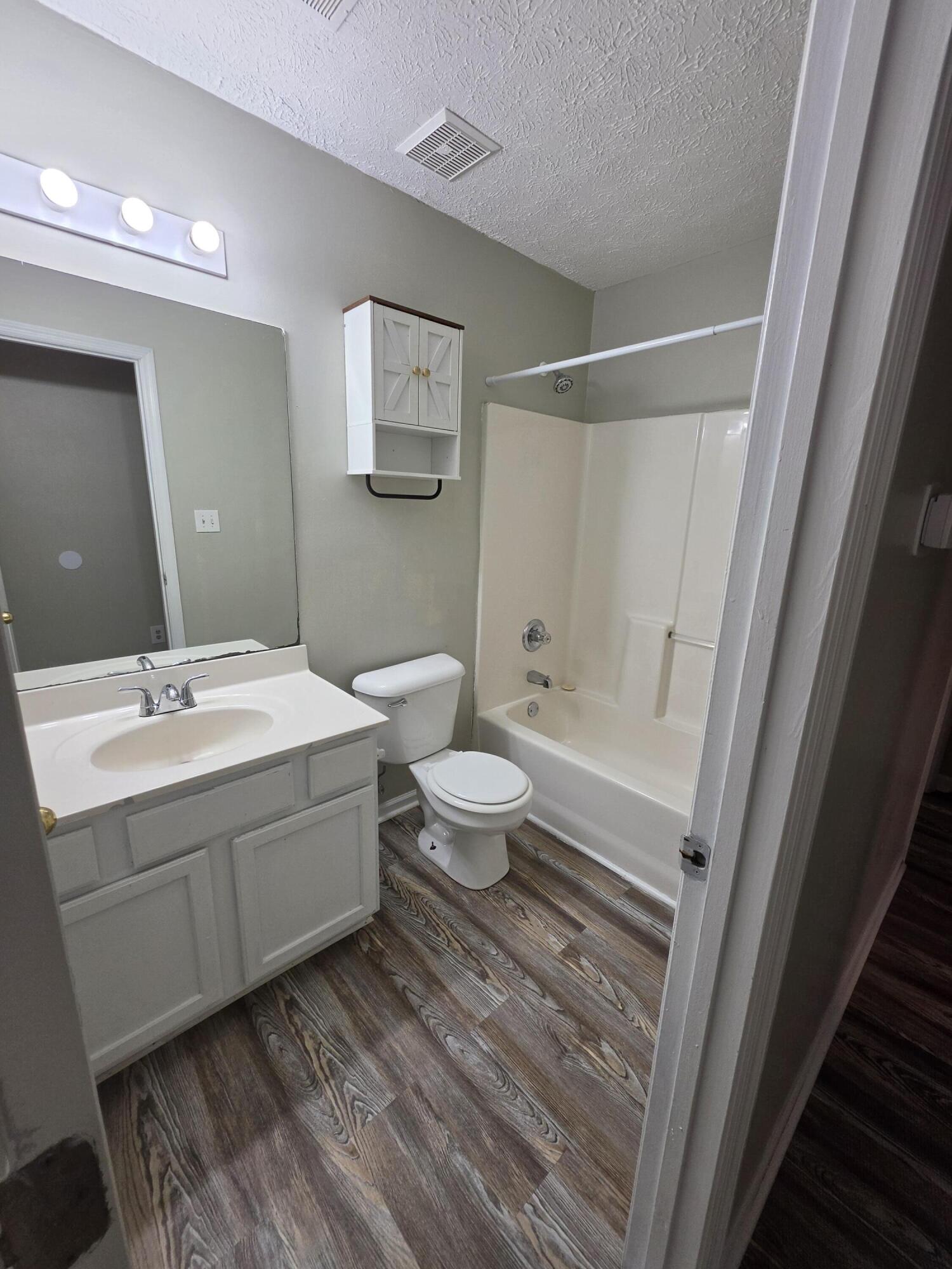 2592 Woodhill Drive Property Photo 6