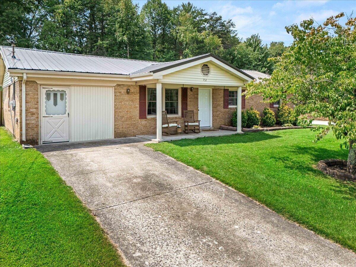 732 Oaklawn Circle Property Photo 1