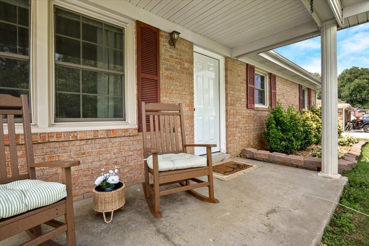732 Oaklawn Circle Property Photo 3
