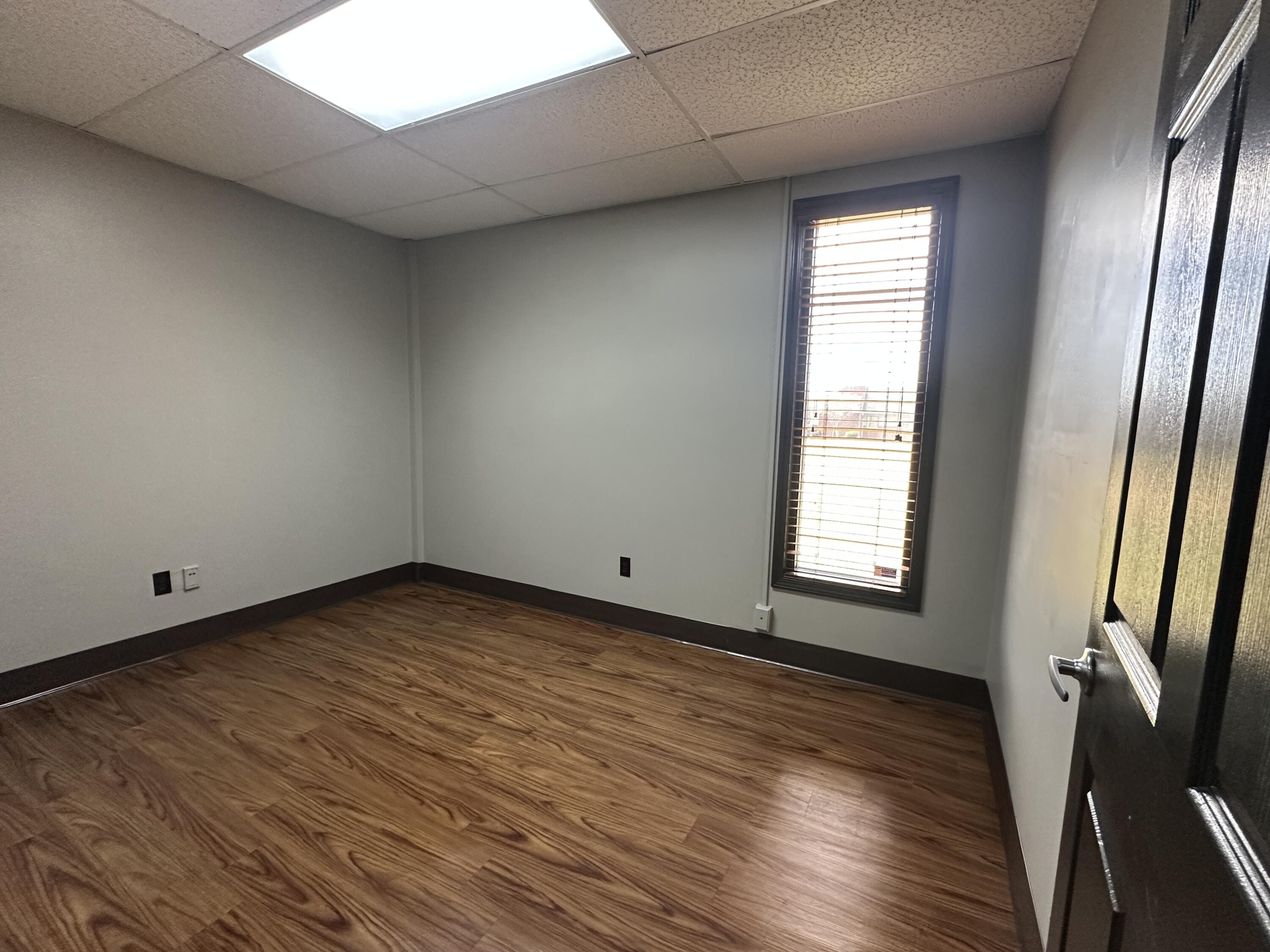 100 Greenbriar Drive Property Photo 17