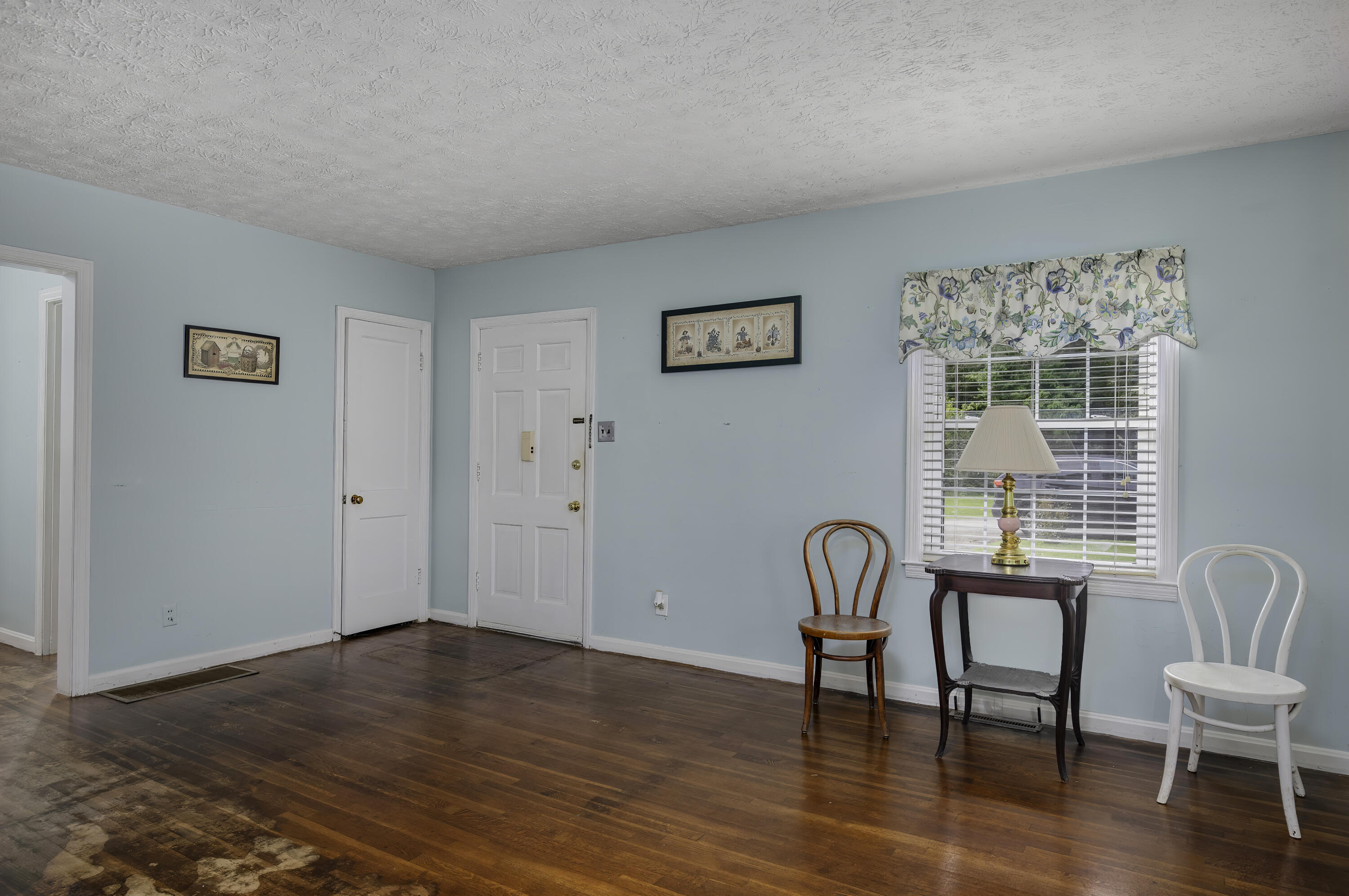 224 E Cross Street Property Photo 8