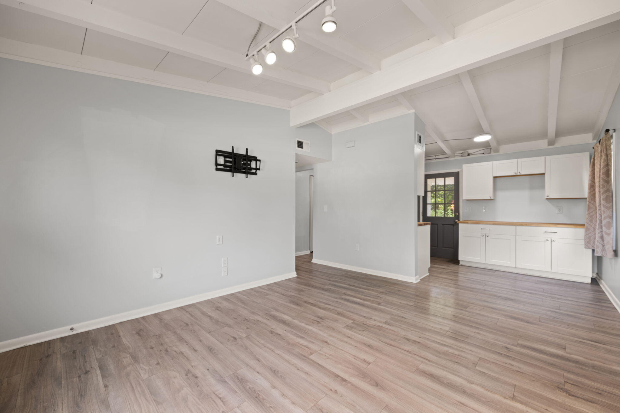 1568 Heron Lane Property Photo 8