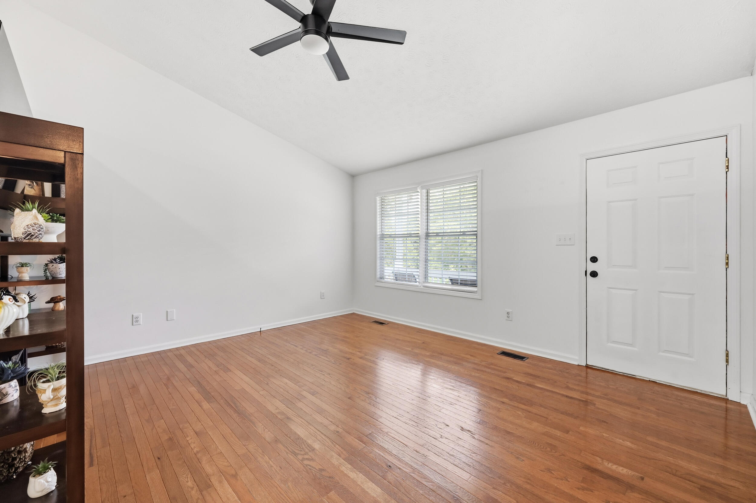 527 Hidden Hills Way Property Photo 4