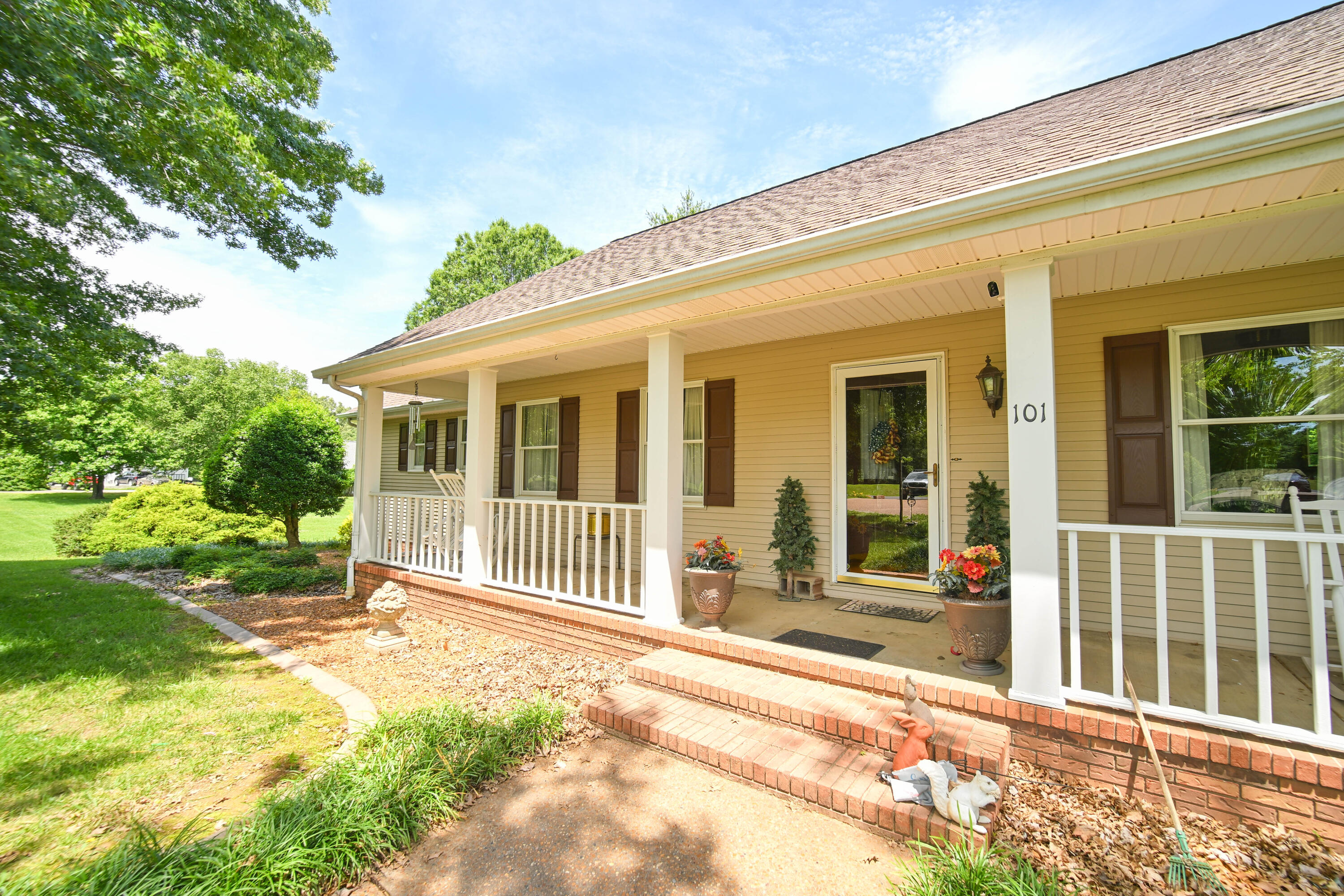 101 Willowcreek Road Property Photo 5