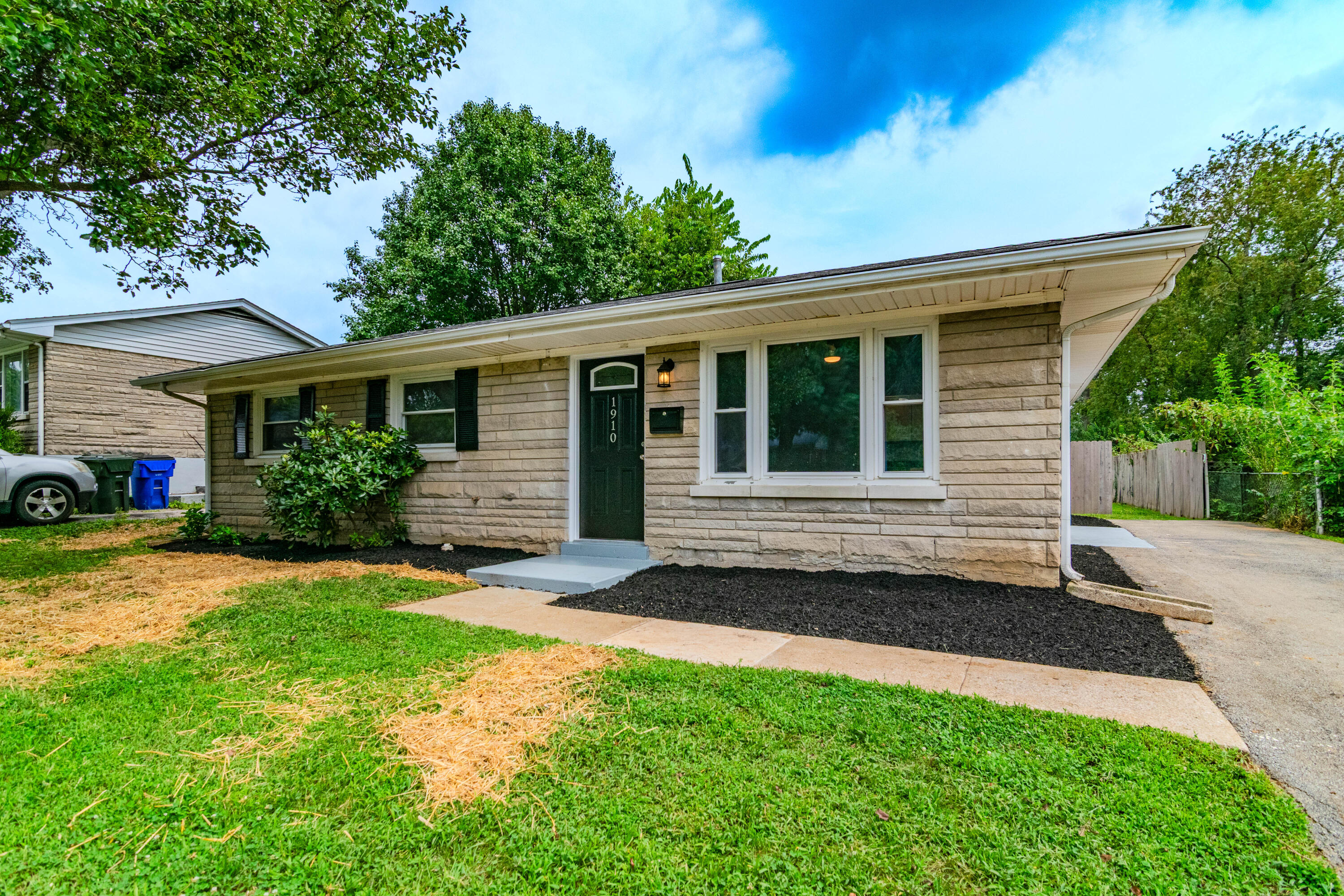 1910 Greenleaf Drive Property Photo 3