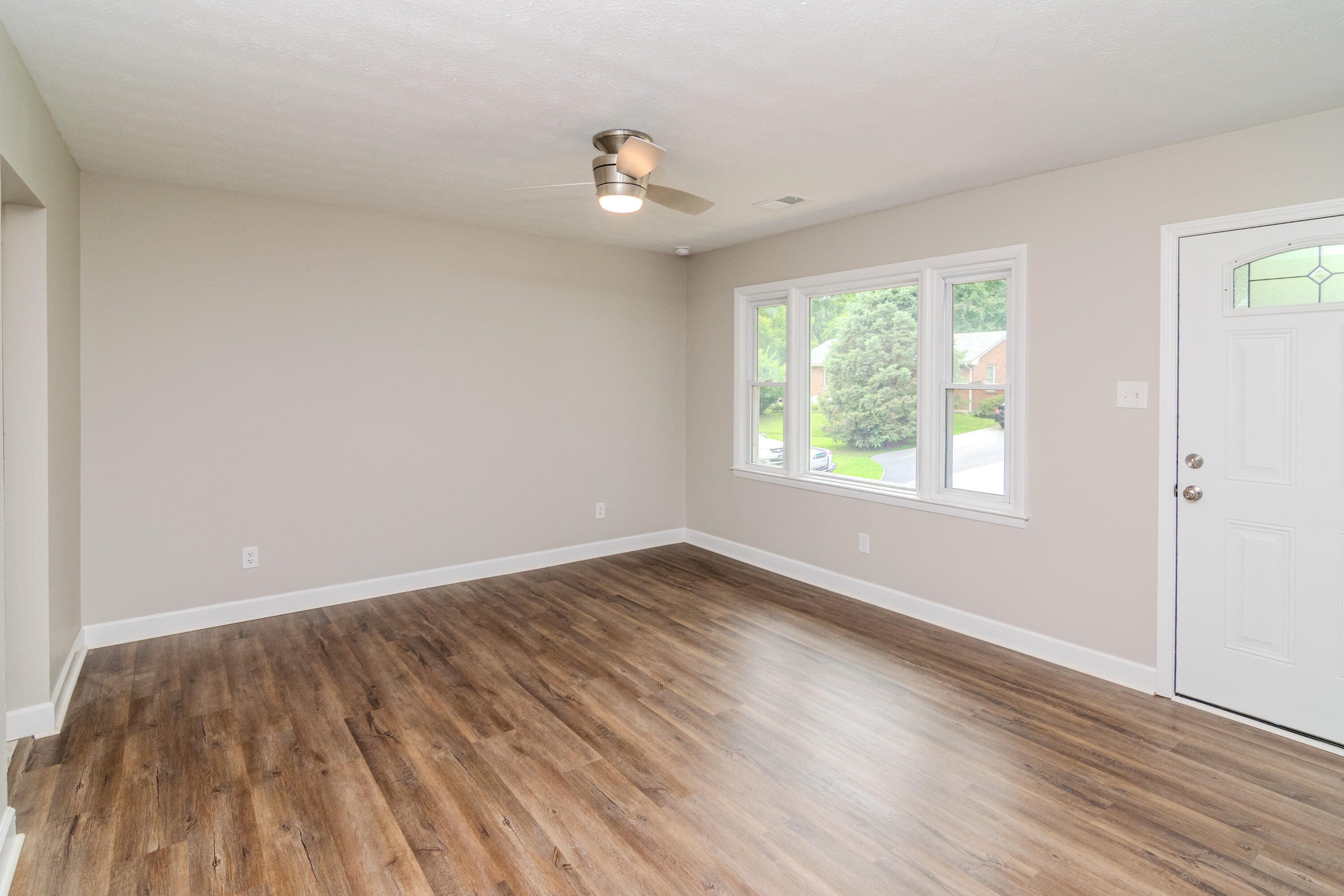 1910 Greenleaf Drive Property Photo 8