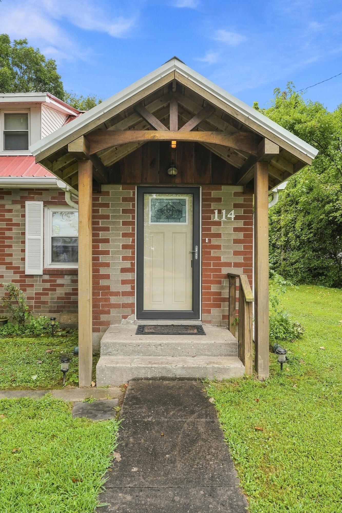 114 E Lion Drive Property Photo 2