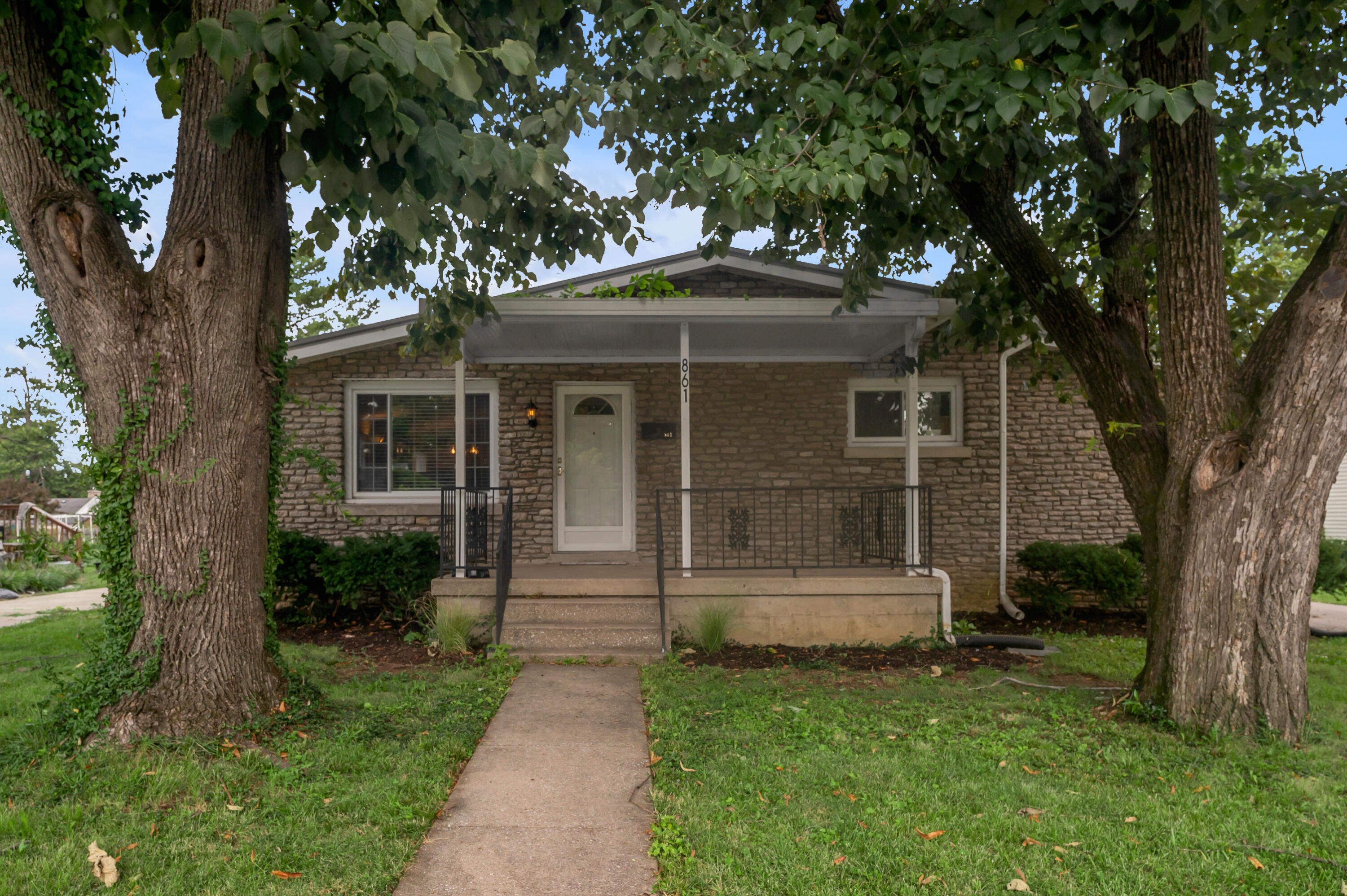 861 Chestnut Drive Property Photo 2