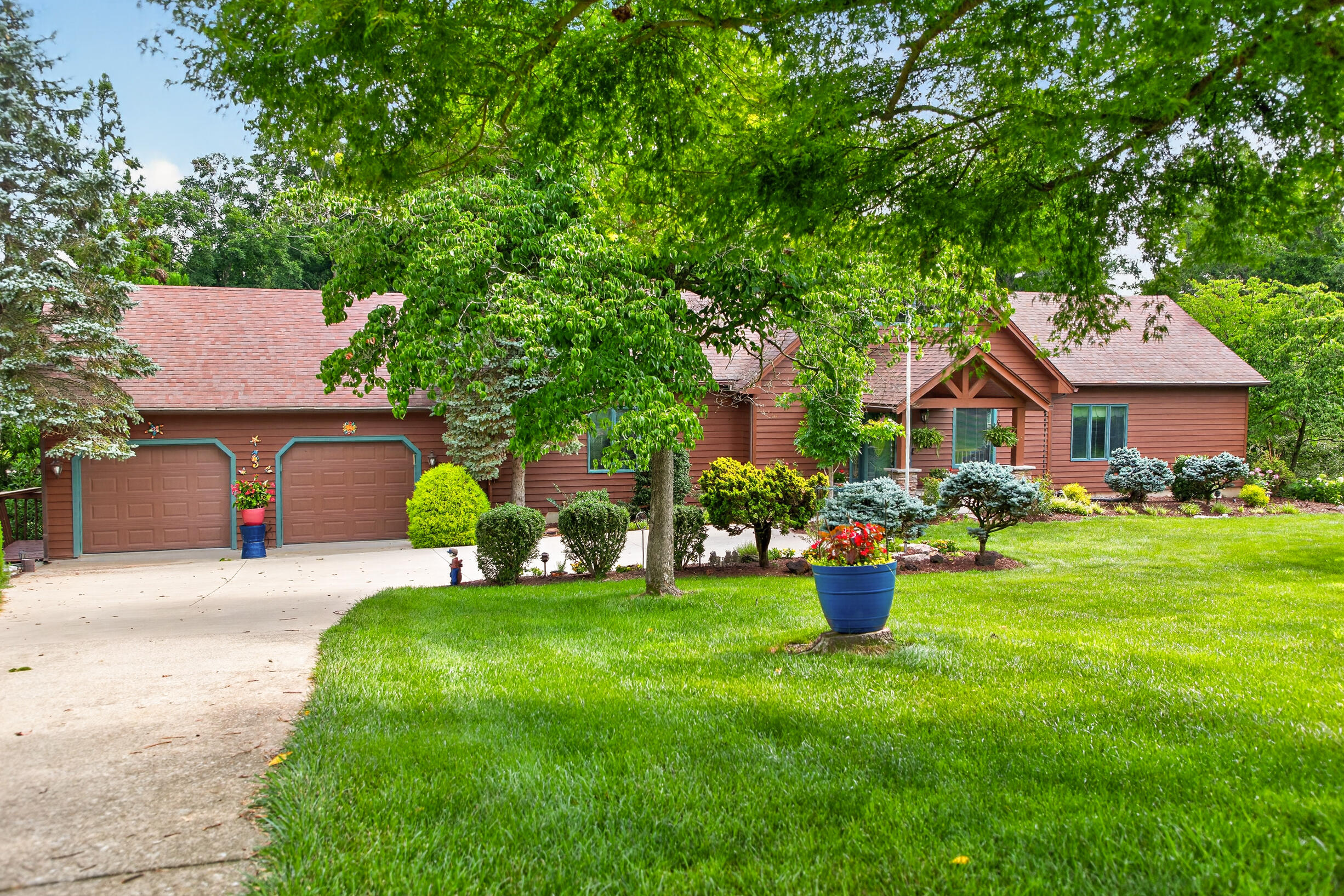1086 Donmar Drive Property Photo 3
