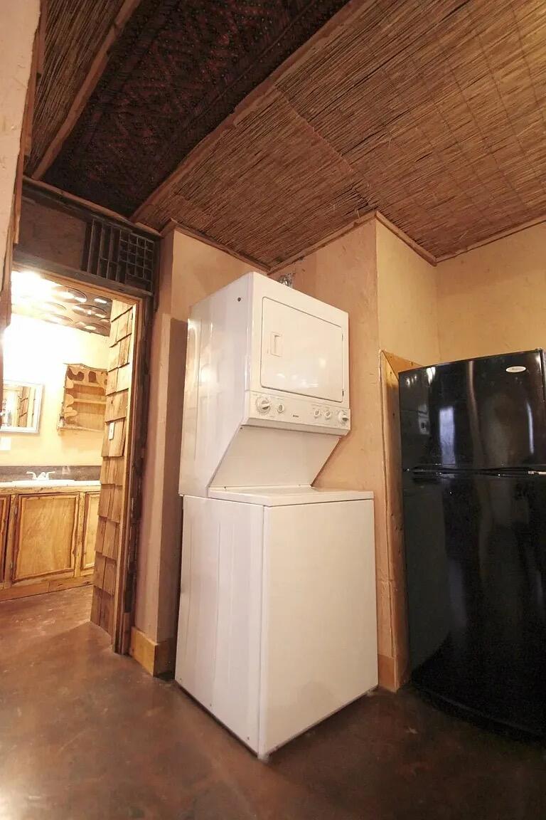 557 N Limestone 1 Property Photo 2