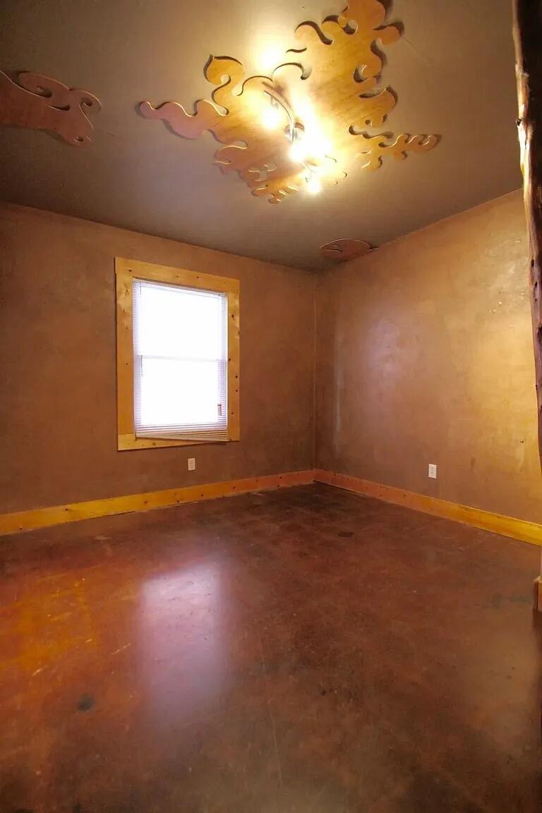 557 N Limestone 1 Property Photo 5