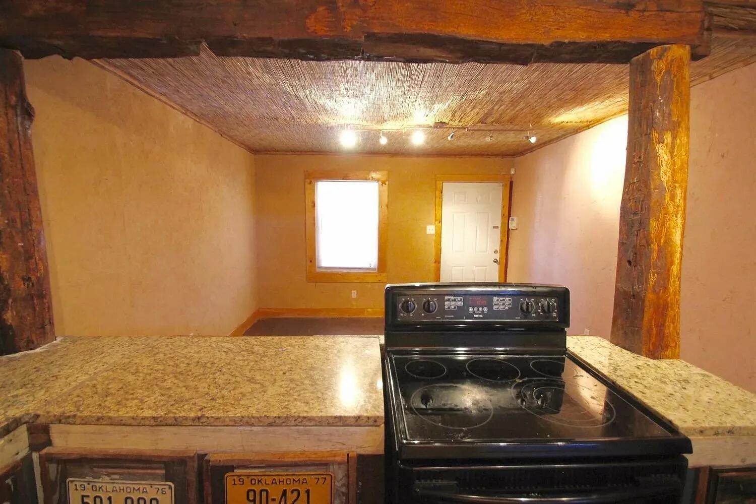557 N Limestone 1 Property Photo 7