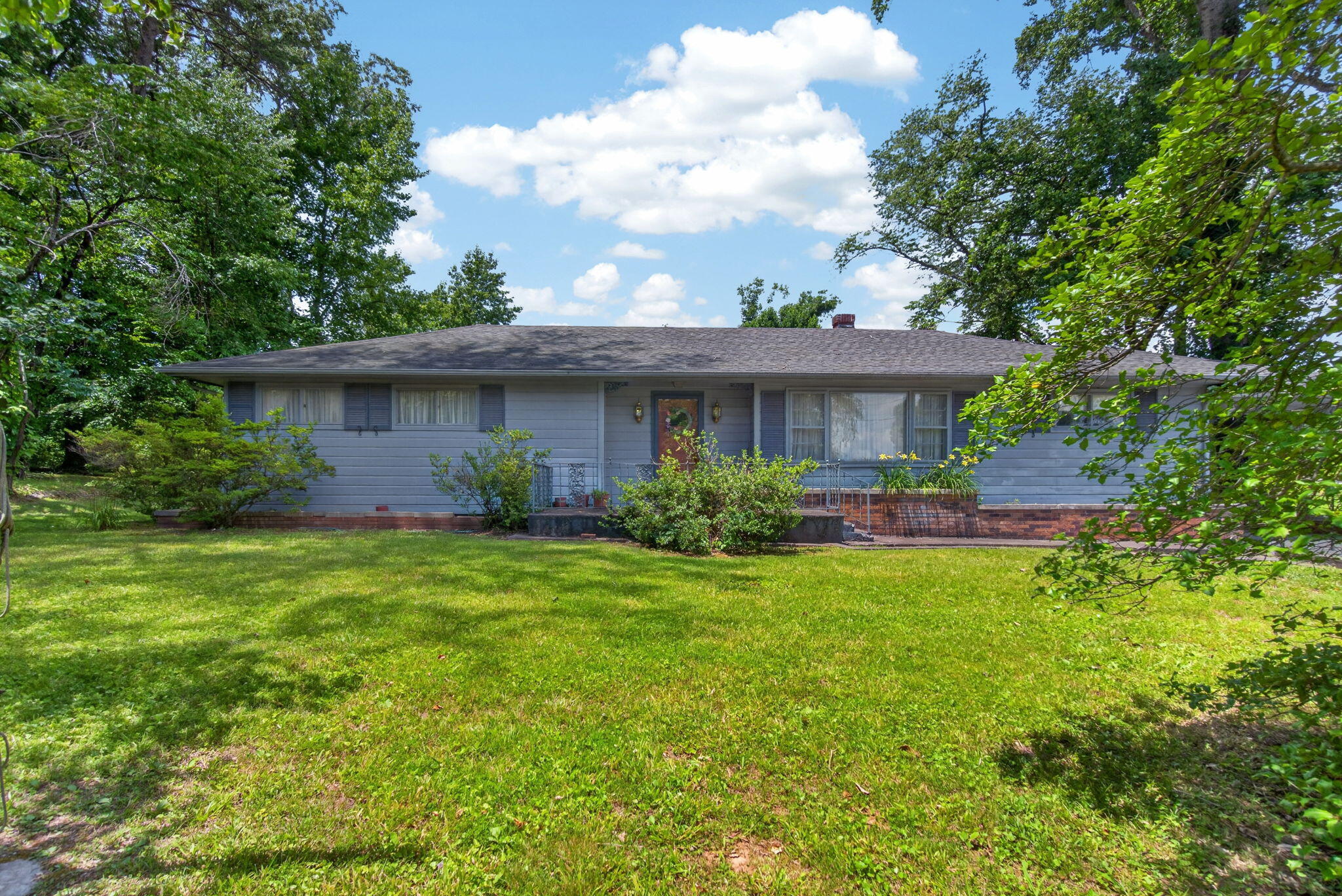 120 Pineview Drive Property Photo 1