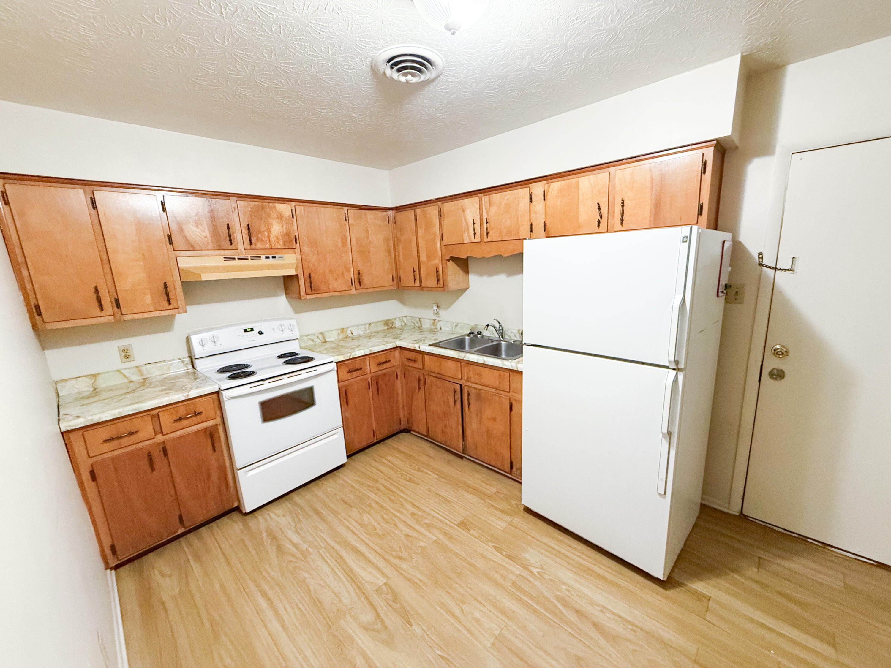 105 Loveless Lane Property Photo 3