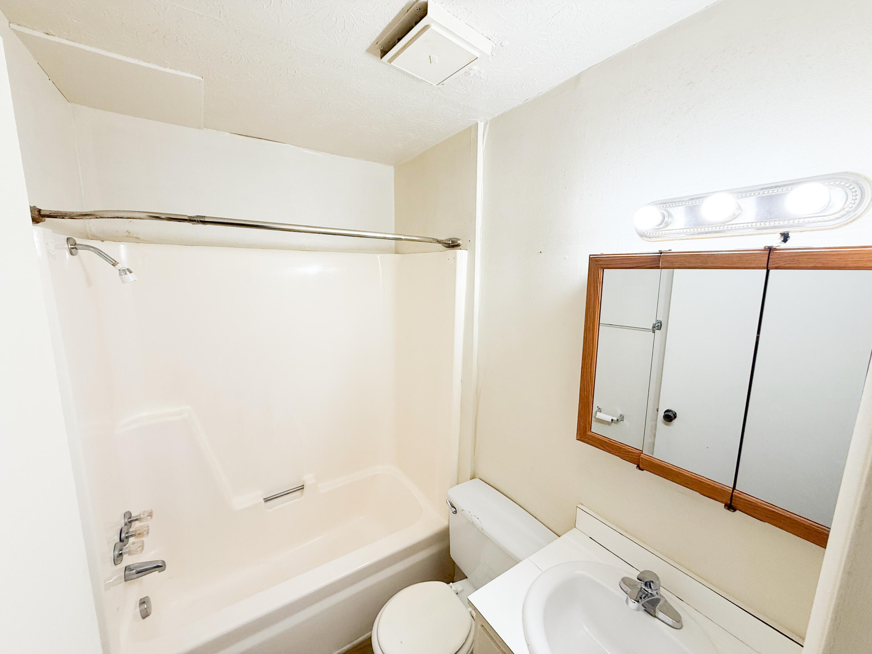 105 Loveless Lane Property Photo 4