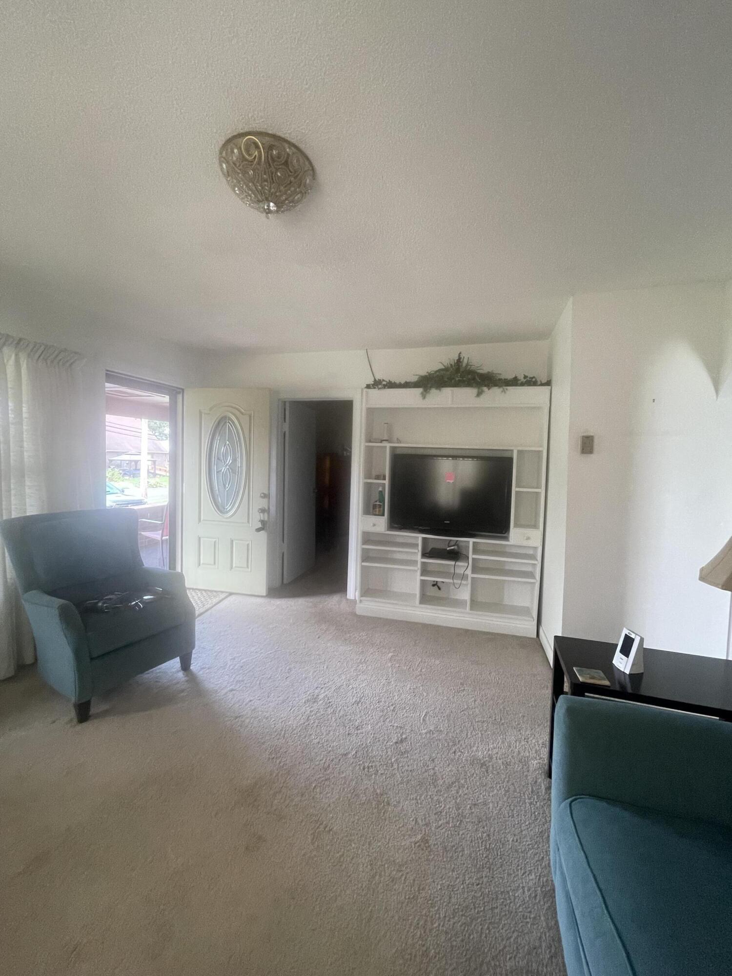 312 N Broadway Property Photo 3