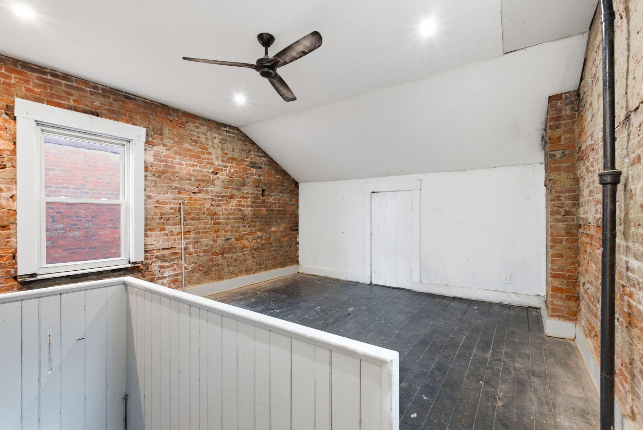 28 W 10th Street Property Photo 44