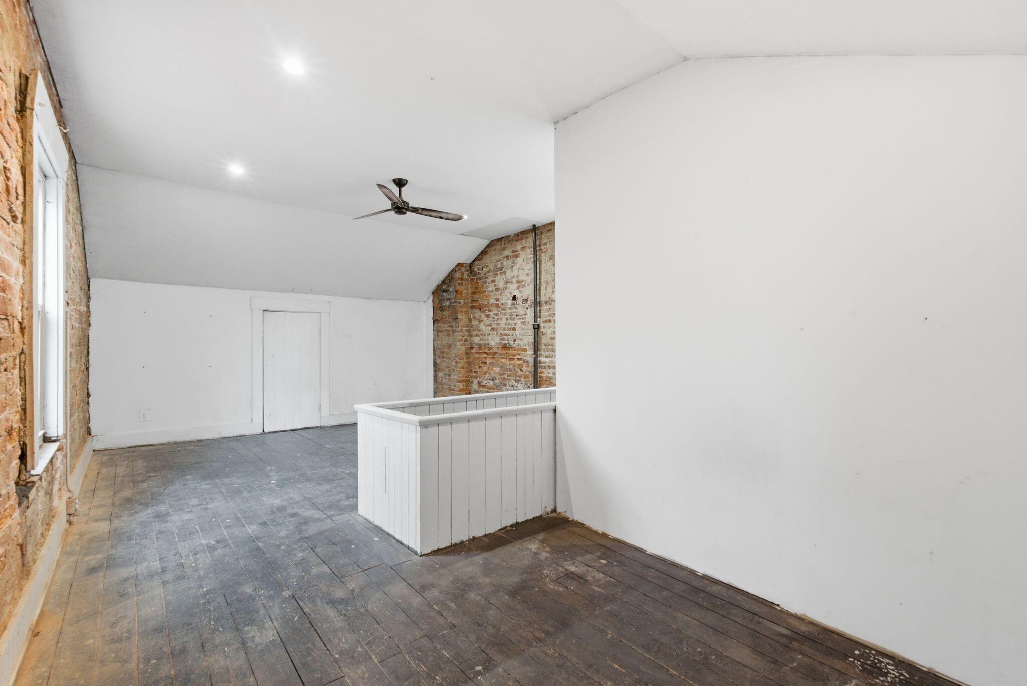 28 W 10th Street Property Photo 45