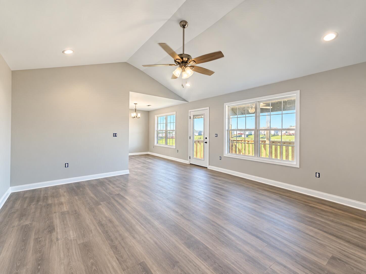 275 Stoney Creek Way Property Photo 3