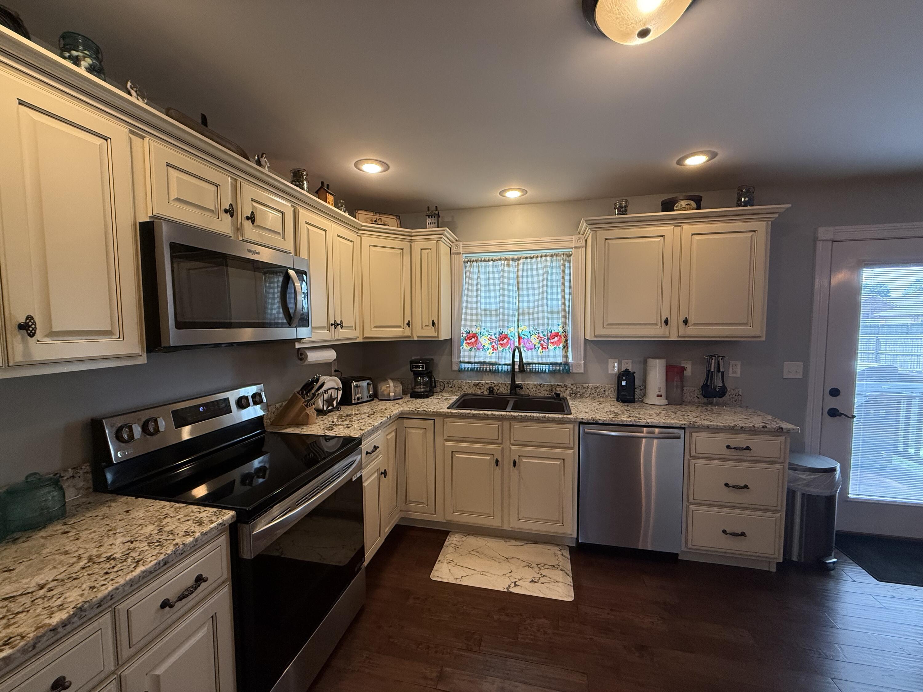 144 Oak Meadow Drive Property Photo 6