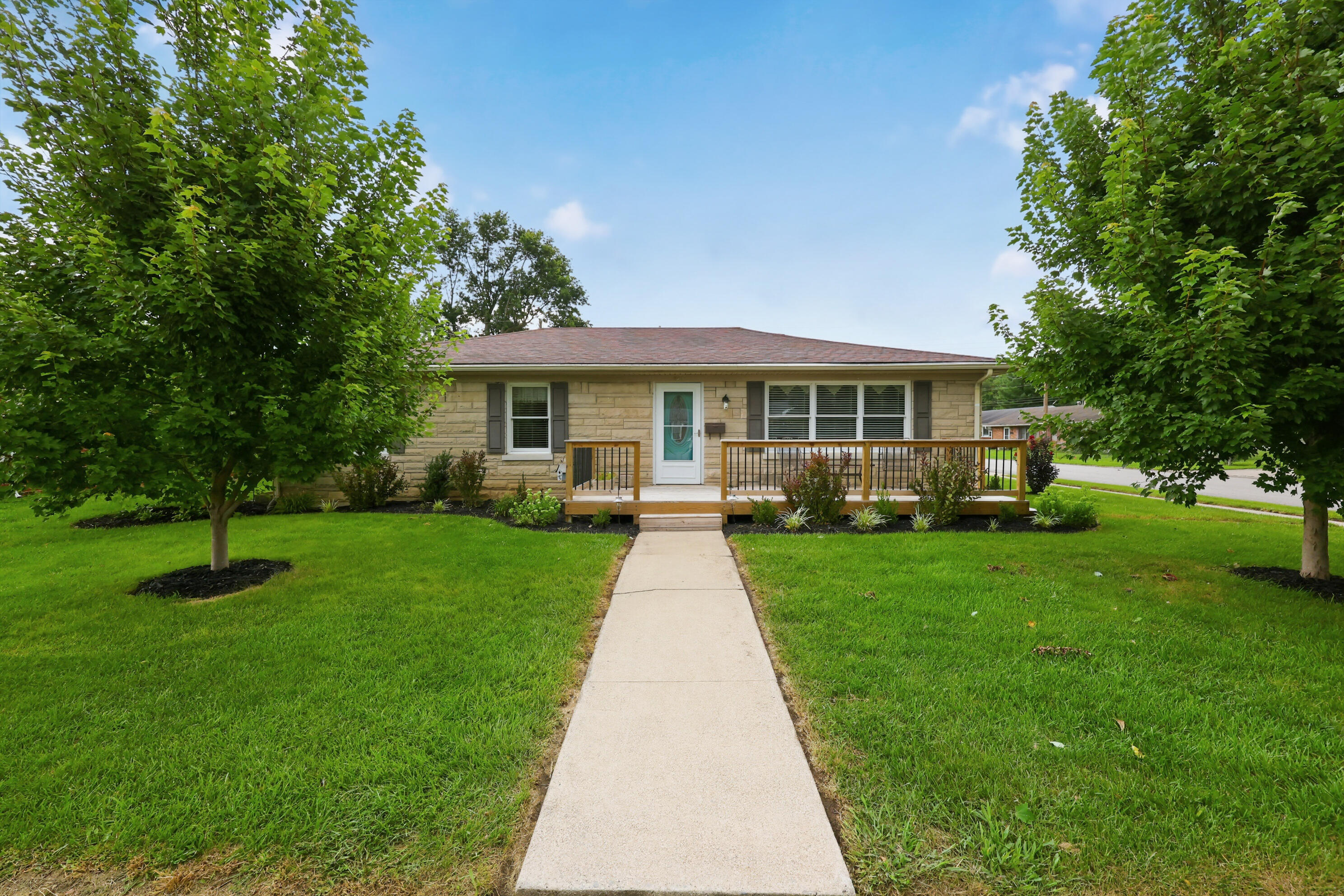 627 Greenbriar Drive Property Photo 1