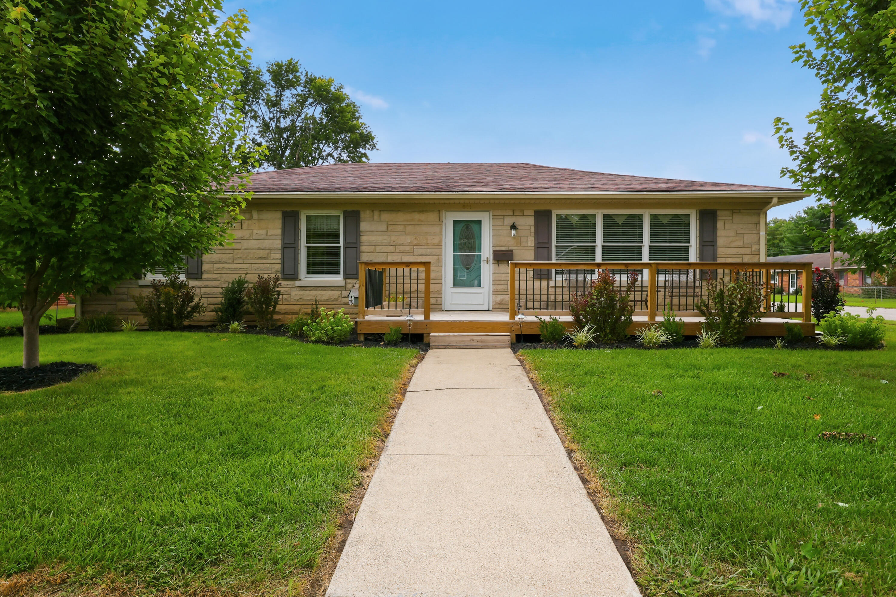 627 Greenbriar Drive Property Photo 4