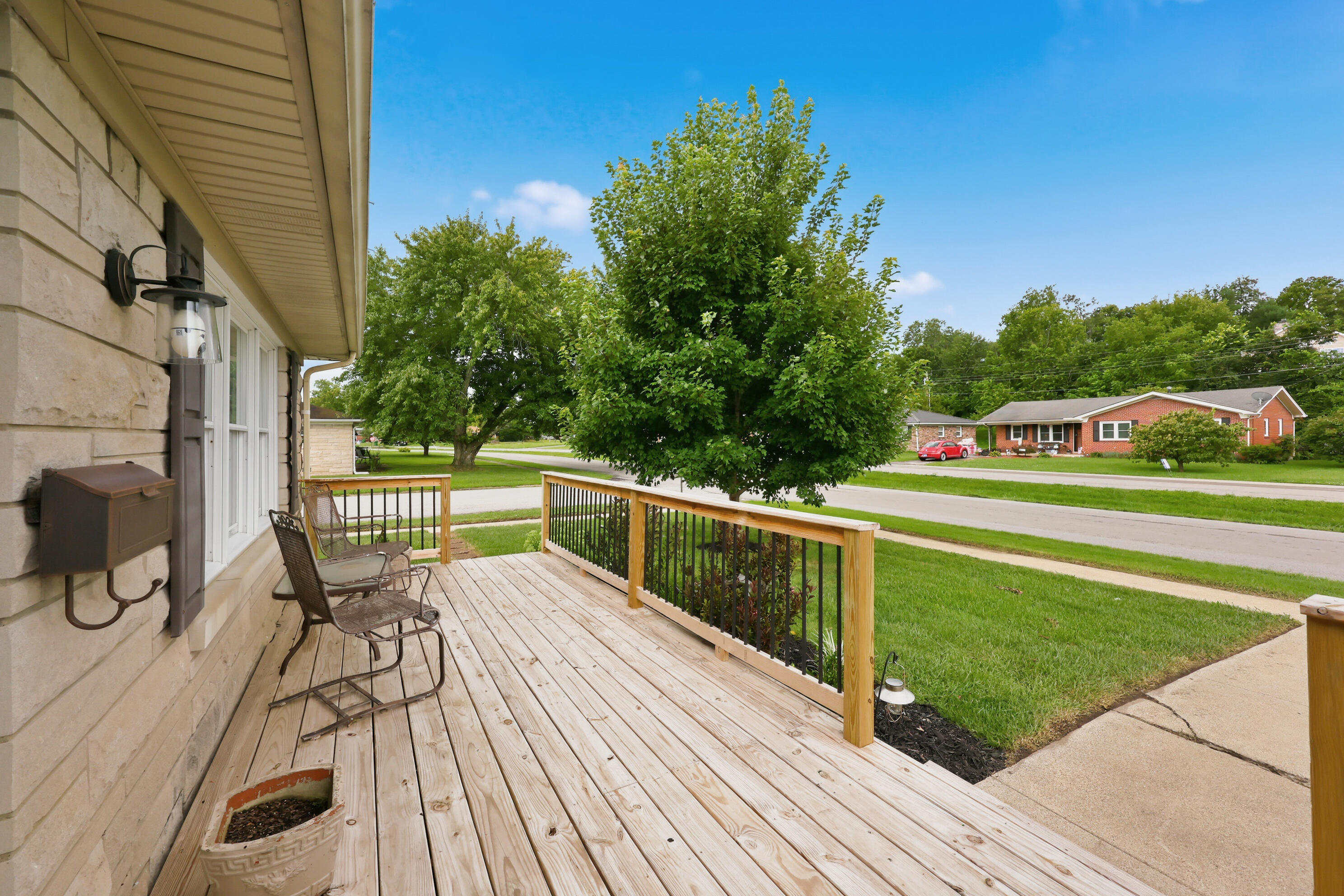 627 Greenbriar Drive Property Photo 5
