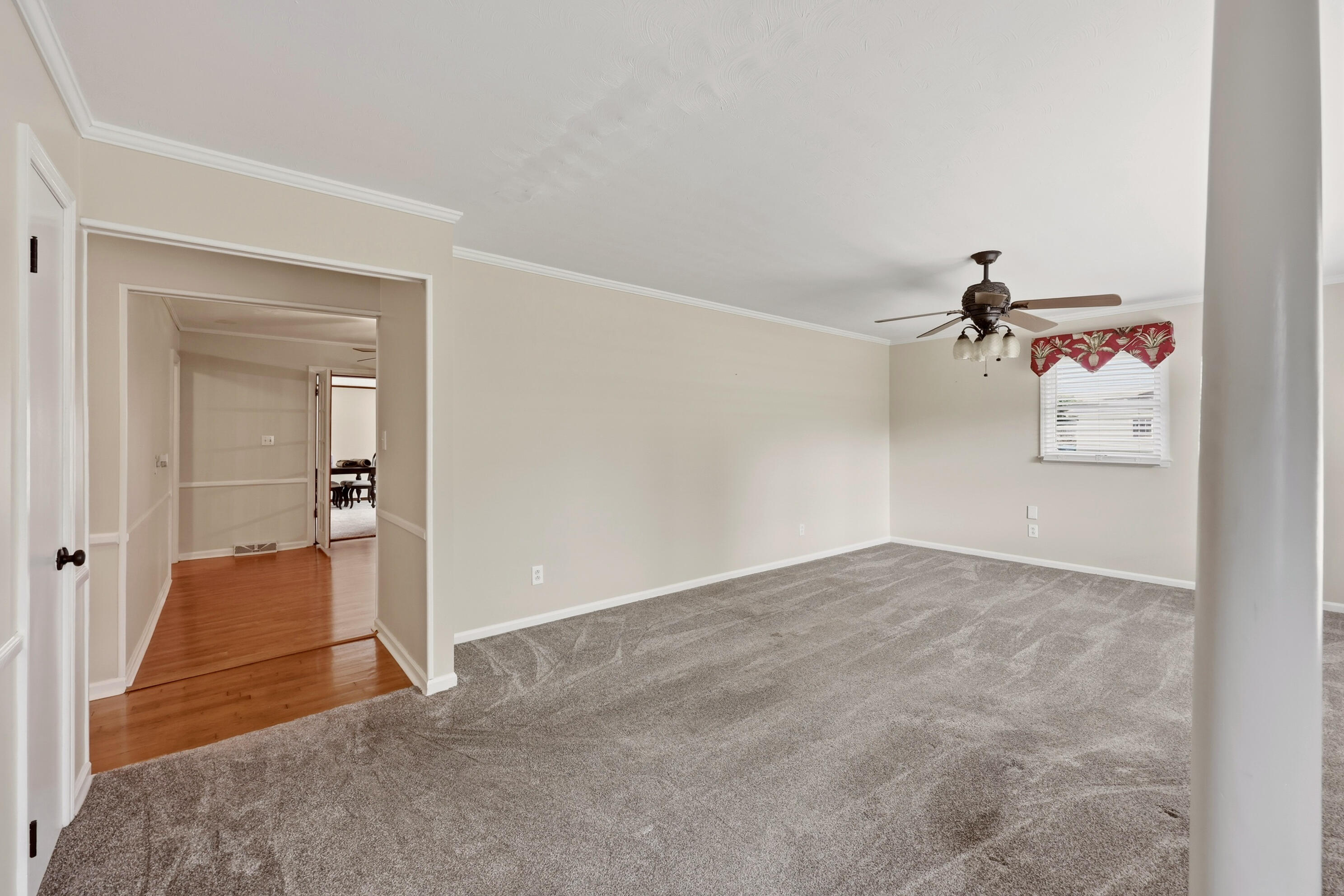 627 Greenbriar Drive Property Photo 6