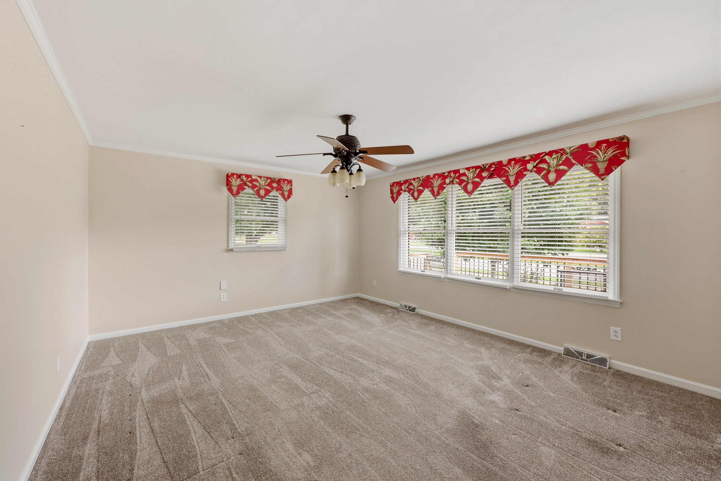 627 Greenbriar Drive Property Photo 7