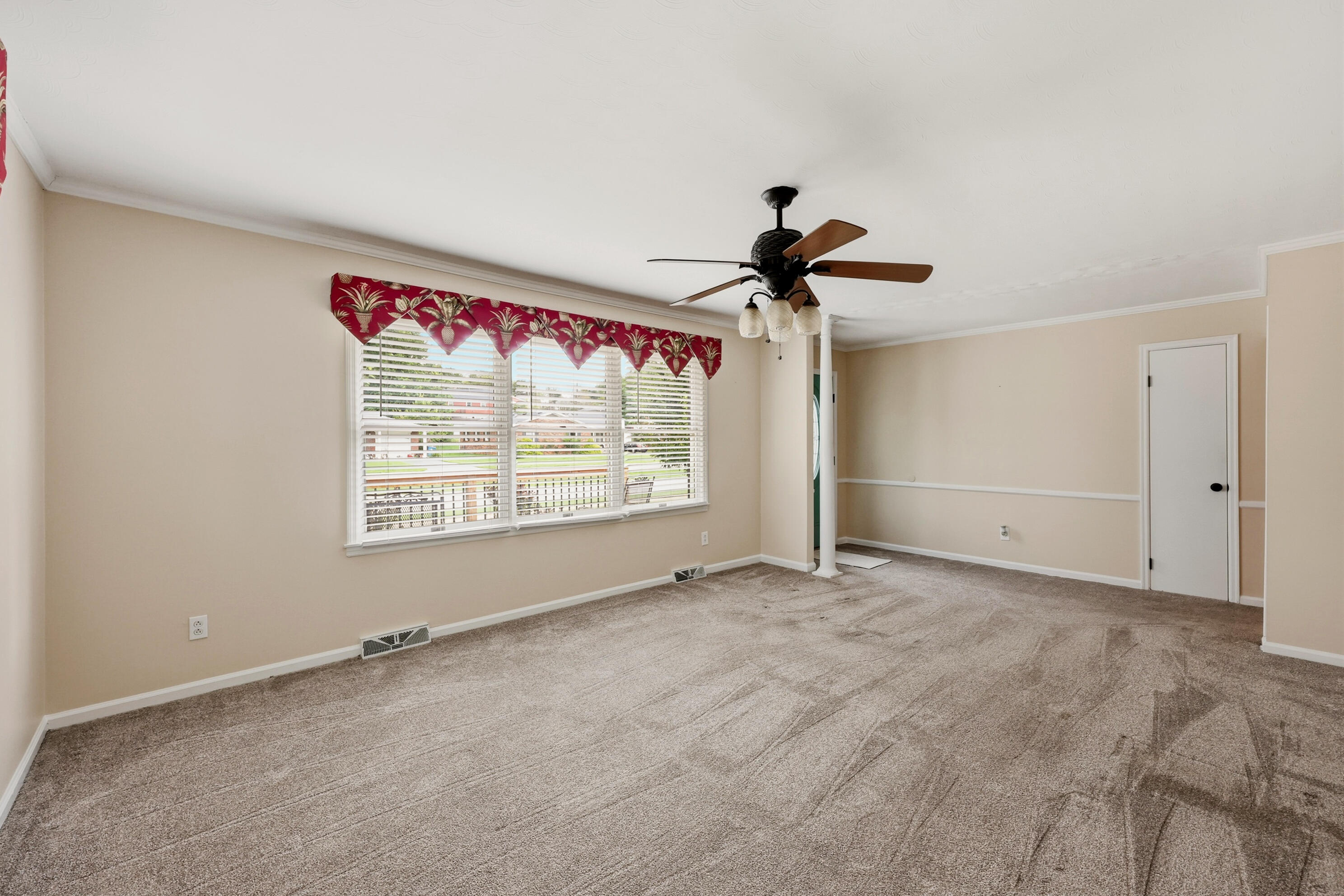 627 Greenbriar Drive Property Photo 8