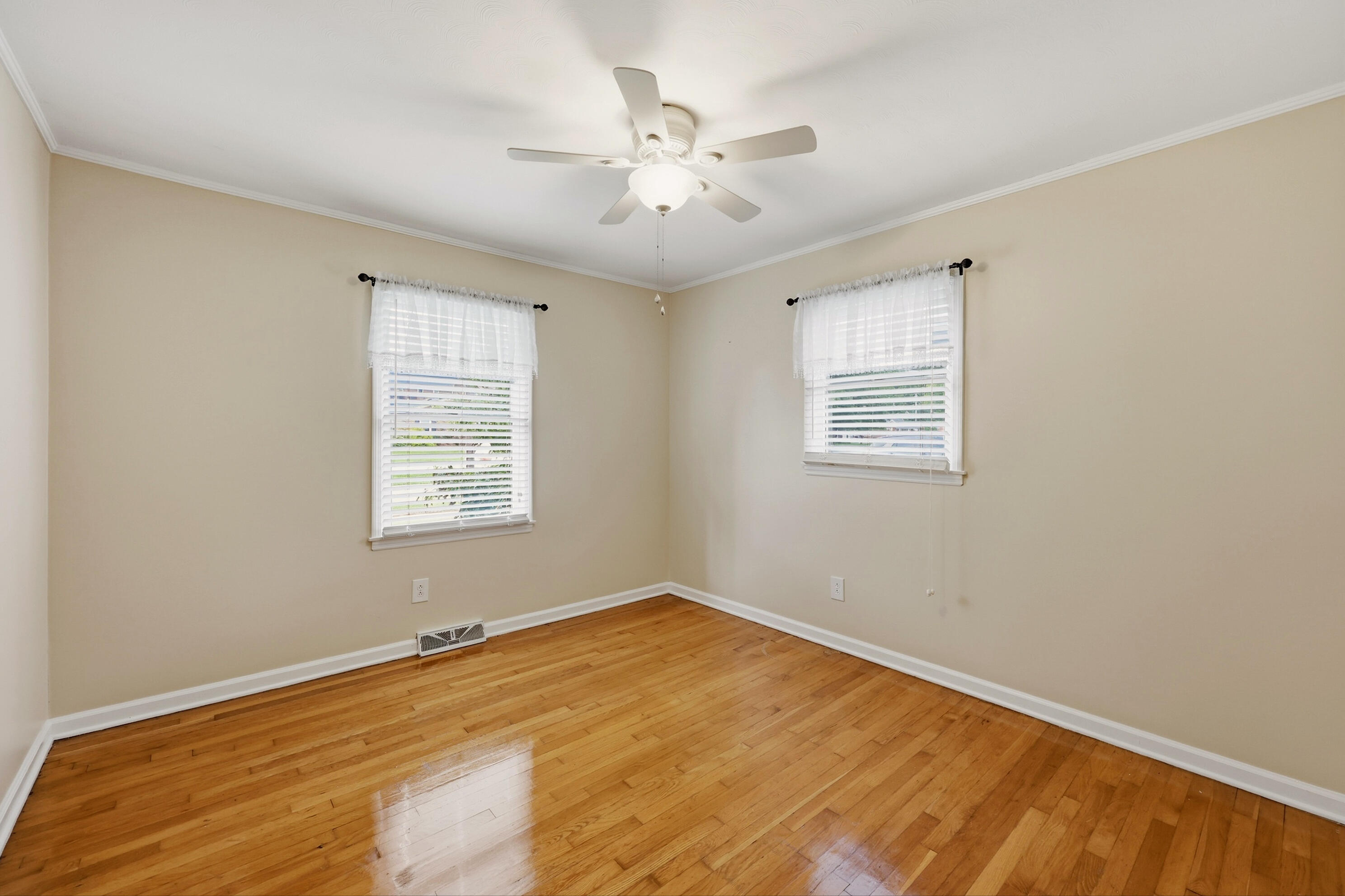 627 Greenbriar Drive Property Photo 25