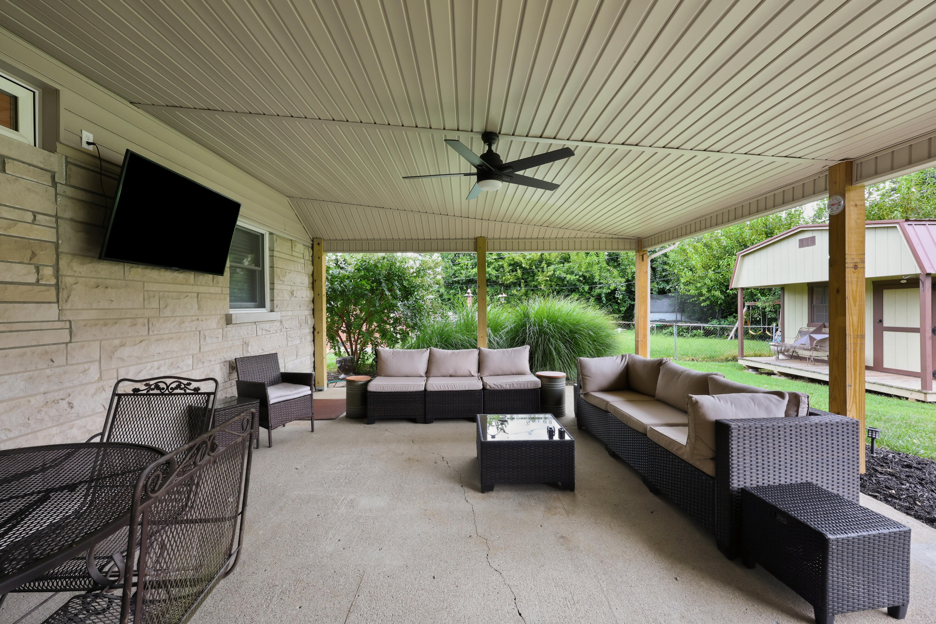 627 Greenbriar Drive Property Photo 27
