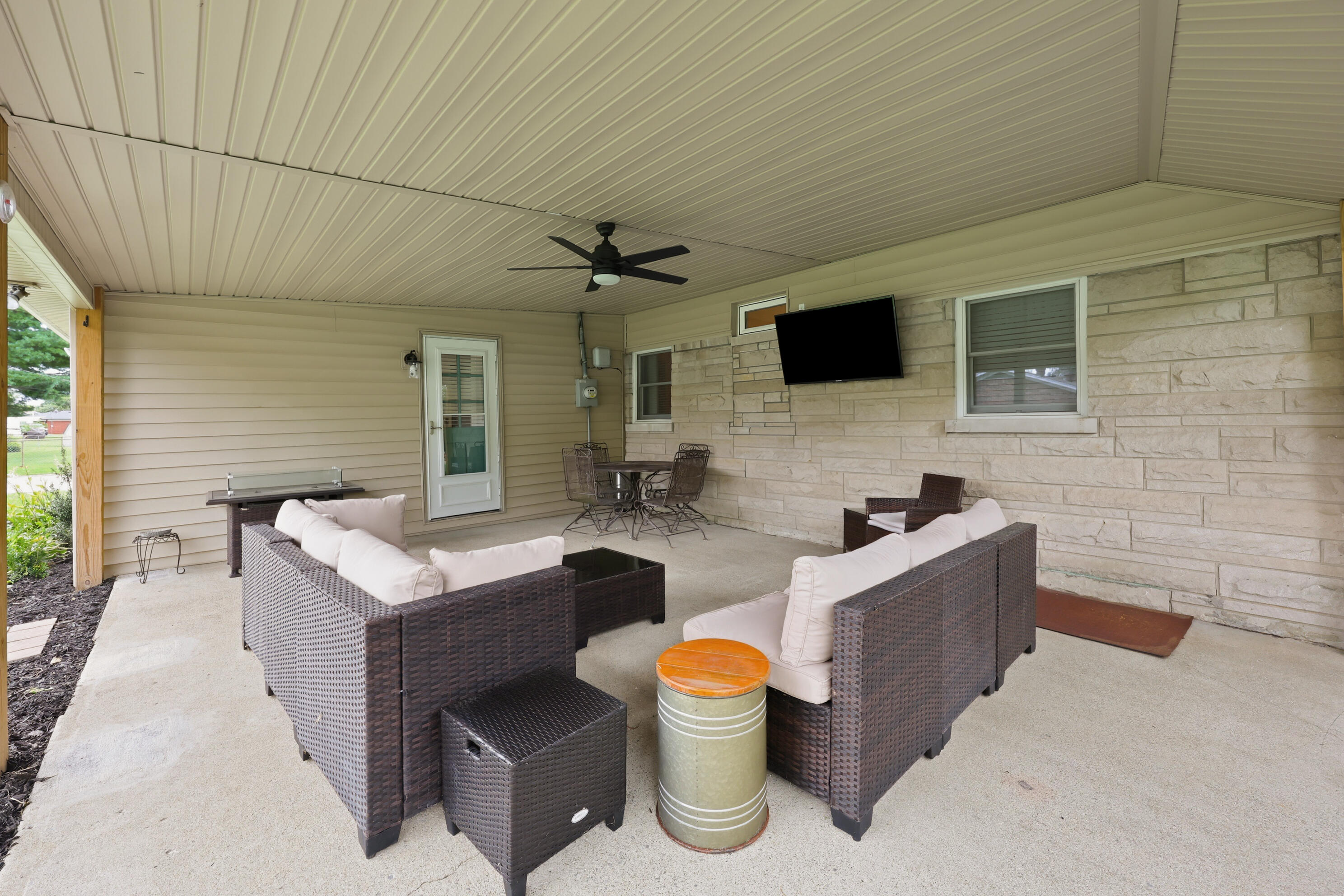 627 Greenbriar Drive Property Photo 28