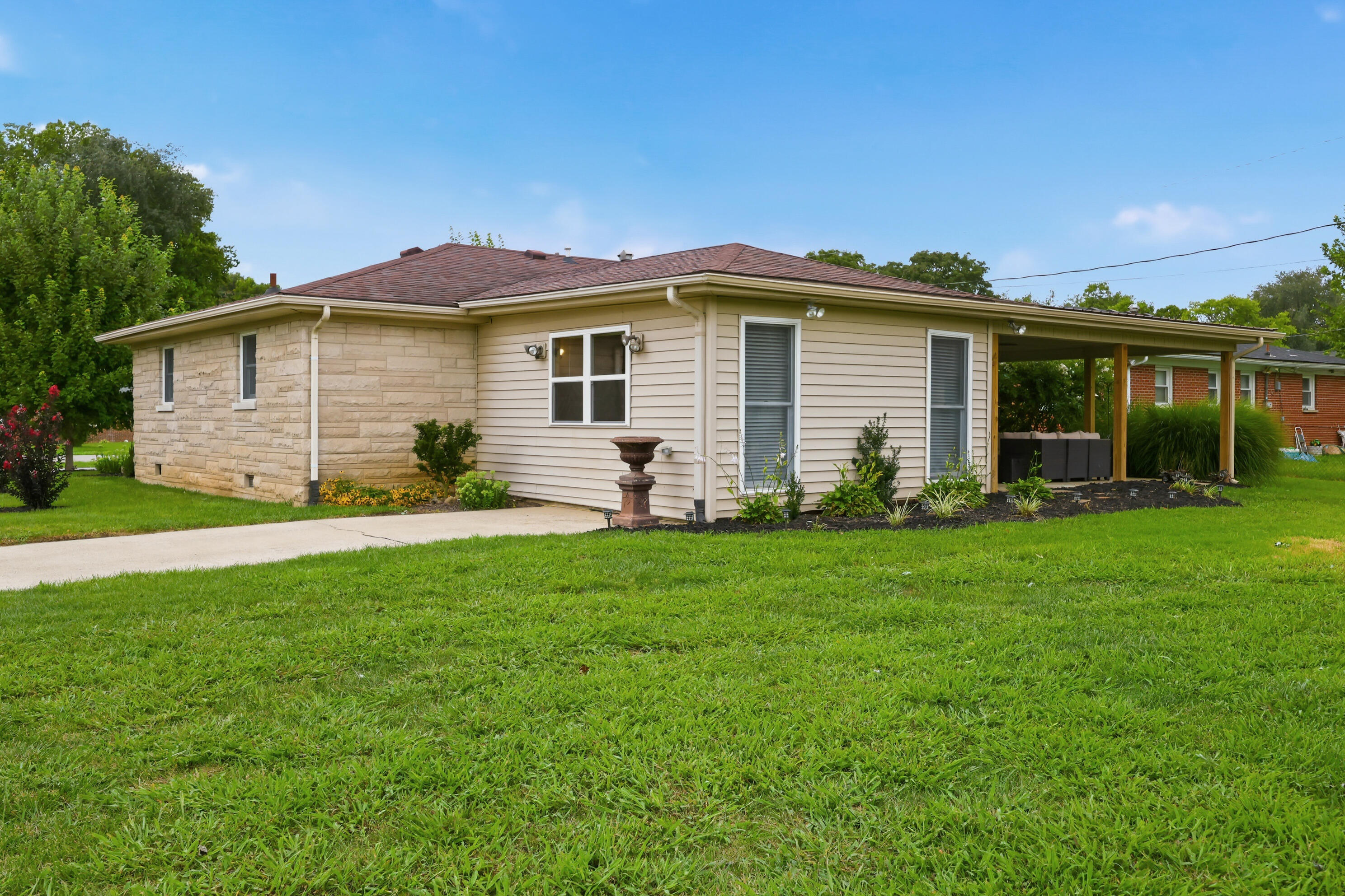 627 Greenbriar Drive Property Photo 31