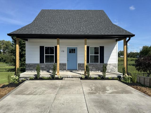 178 Hickory Court Property Photo 2