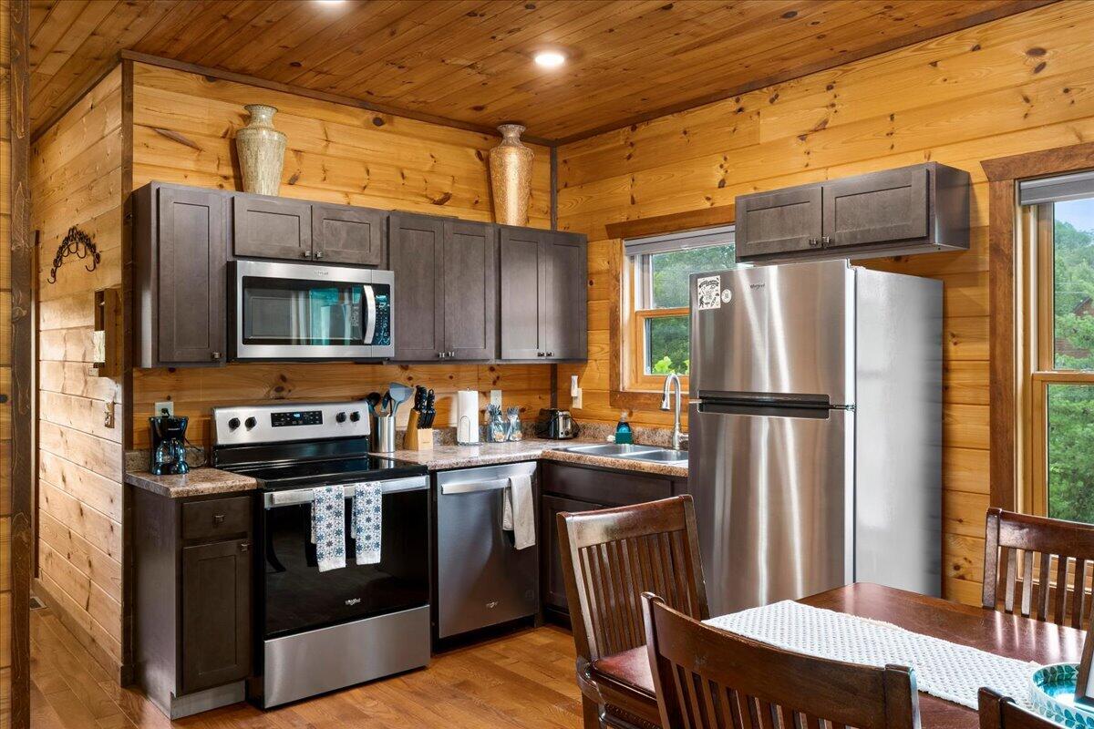 2001 Glencarin Road Property Photo 17