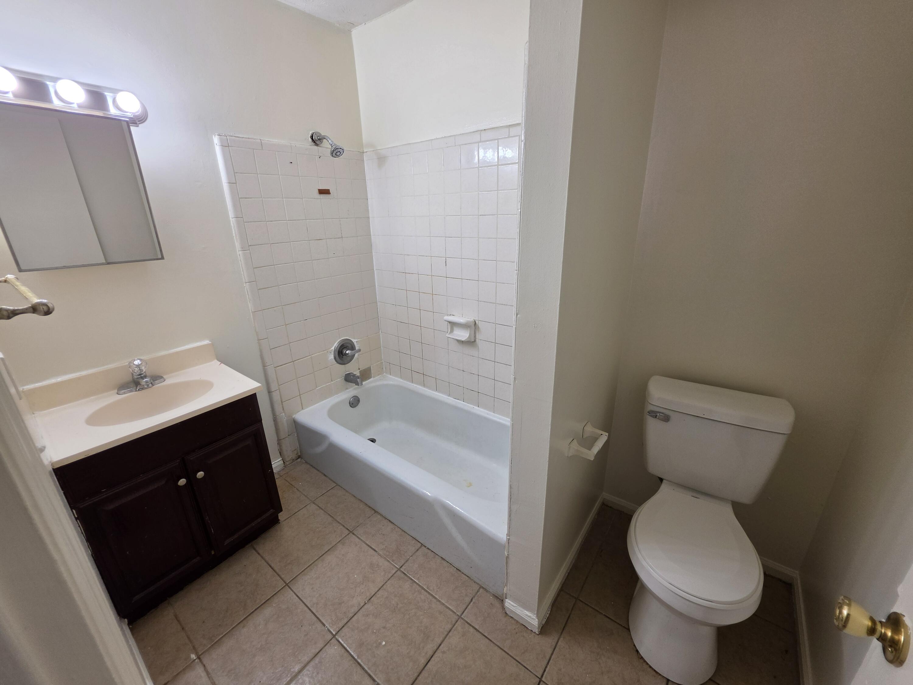 1816 Chatsworth Drive B Property Photo 9