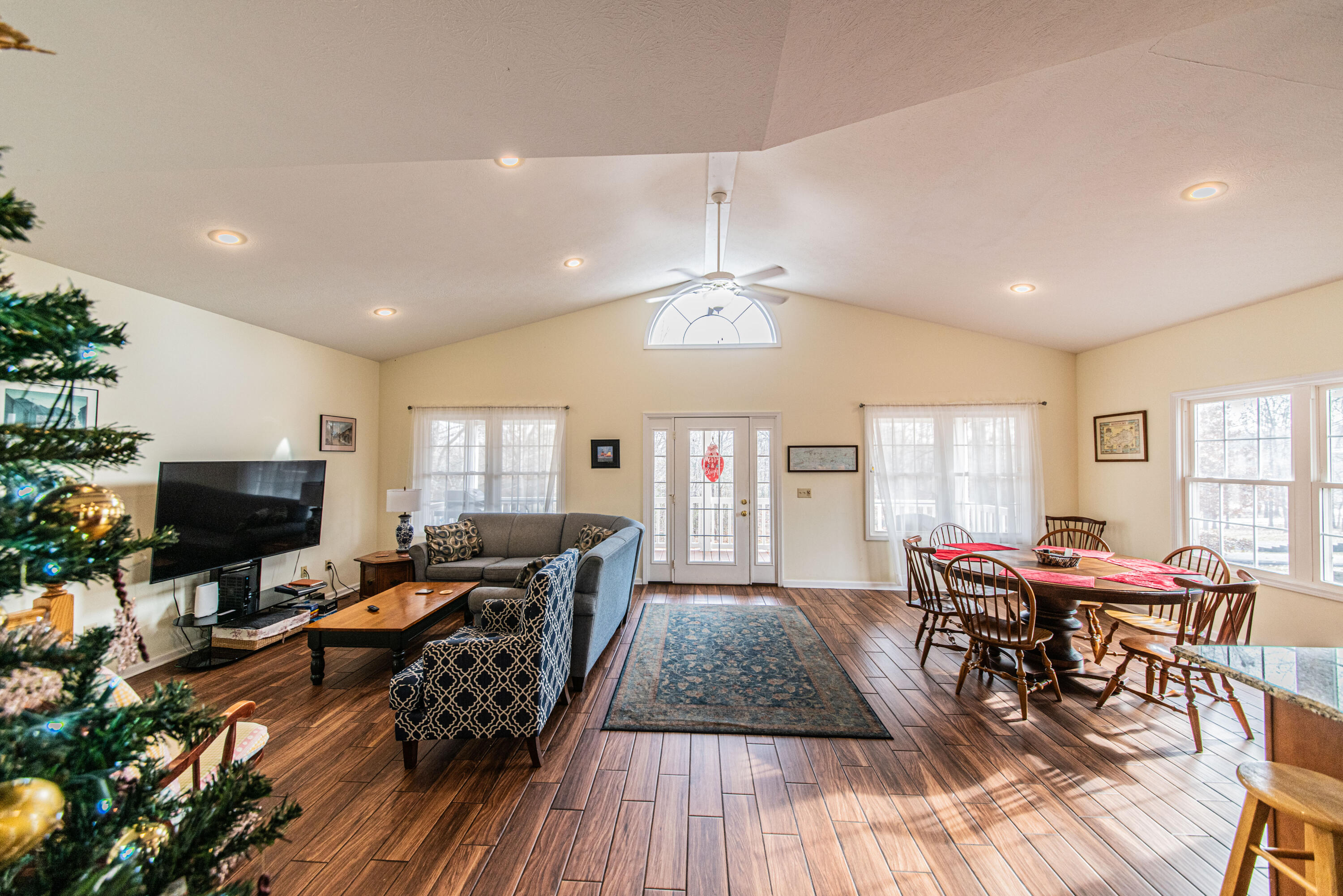 444 E Commerce Avenue Property Photo 4
