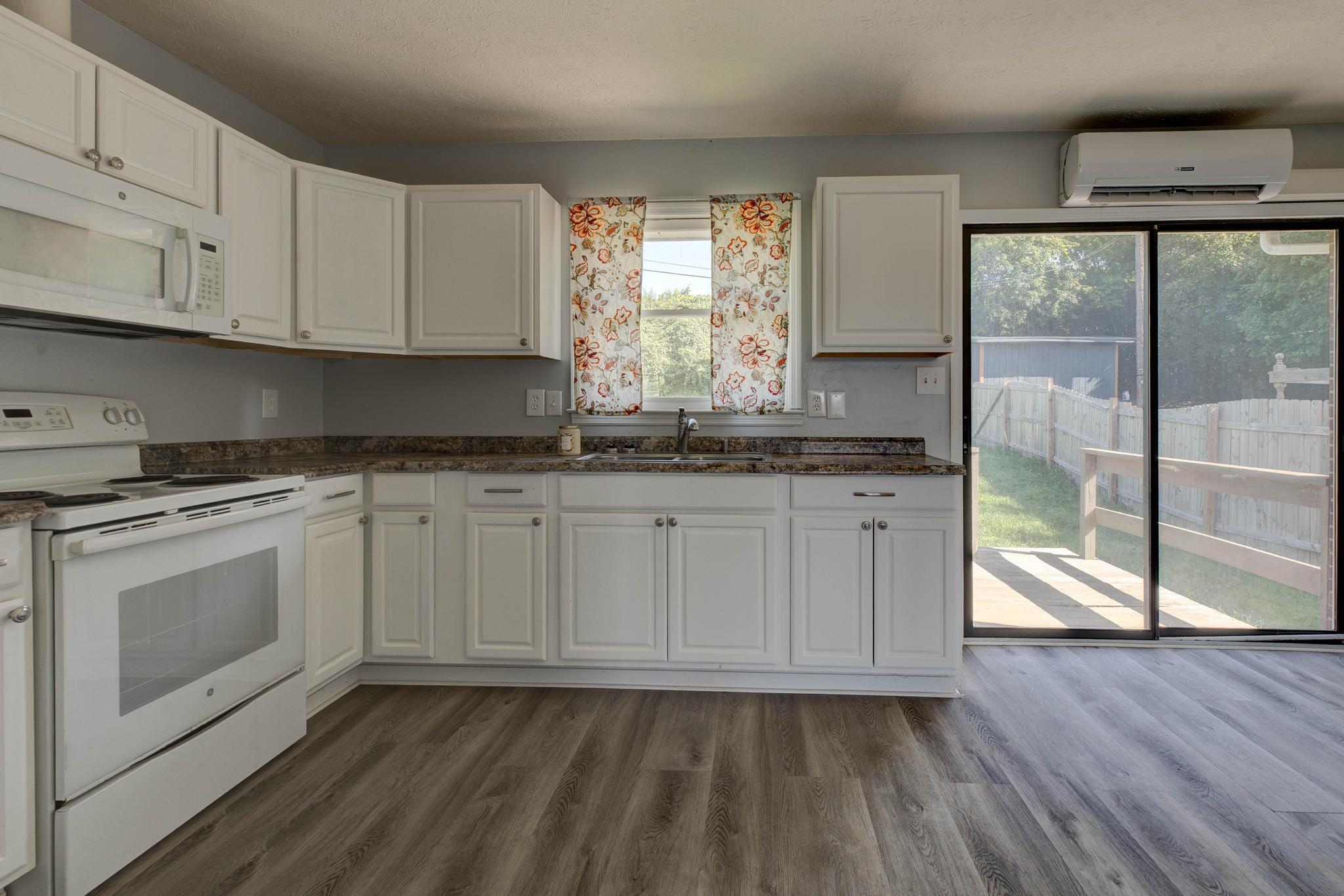 904 Shoemoore Drive Property Photo 8