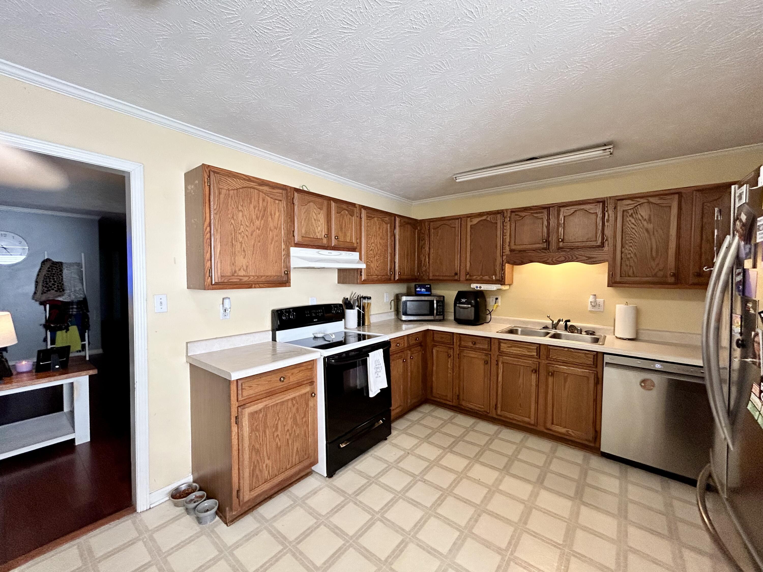 255 Hillington Drive Property Photo 7