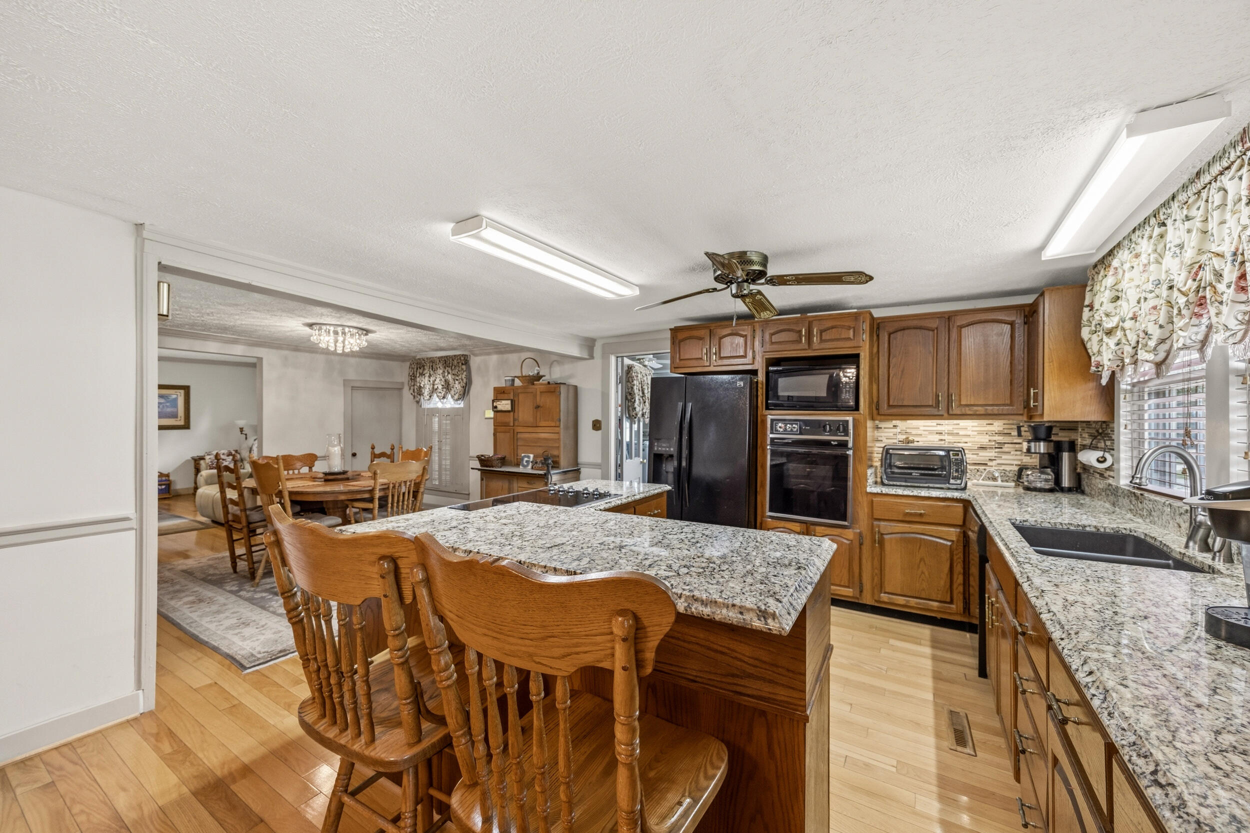 411 E 2nd Street Property Photo 18